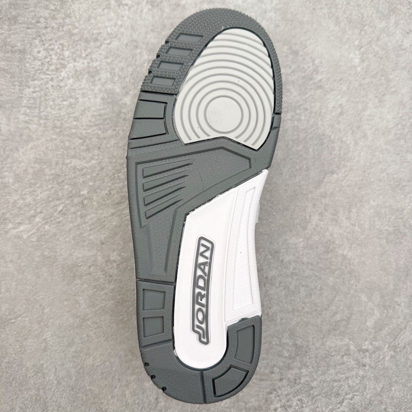 图片[9]-Air Jordan Legacy AJ312 低帮 CD7069-005 鞋身采用了皮革材质打造 横跨鞋面的魔术贴十分吸睛 侧面的Swoosh Logo的一部分被鞋面遮挡了一部分 颇具玩味 魔术贴上标有NK标识 而鞋舌上是Jordan的经典飞翼Logo 后跟和鞋底均采用了Air Jordan 3 的设计 后跟上同样也使用了经典的爆裂纹图案 尺码：36 36.5 37.5 38 38.5 39 40 40.5 41 42 42.5 43 44 44.5 45 46 47.5-选品中心