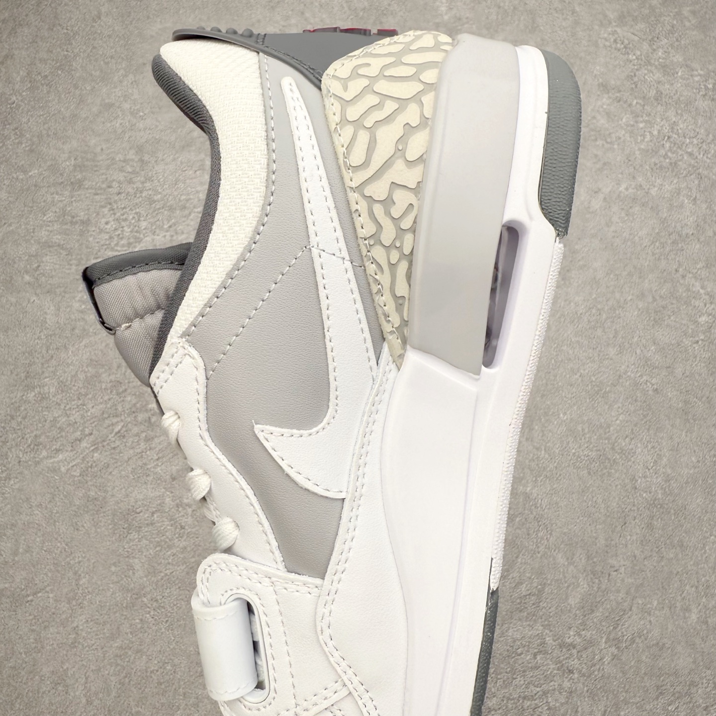 图片[7]-Air Jordan Legacy AJ312 低帮 CD7069-005 鞋身采用了皮革材质打造 横跨鞋面的魔术贴十分吸睛 侧面的Swoosh Logo的一部分被鞋面遮挡了一部分 颇具玩味 魔术贴上标有NK标识 而鞋舌上是Jordan的经典飞翼Logo 后跟和鞋底均采用了Air Jordan 3 的设计 后跟上同样也使用了经典的爆裂纹图案 尺码：36 36.5 37.5 38 38.5 39 40 40.5 41 42 42.5 43 44 44.5 45 46 47.5-选品中心