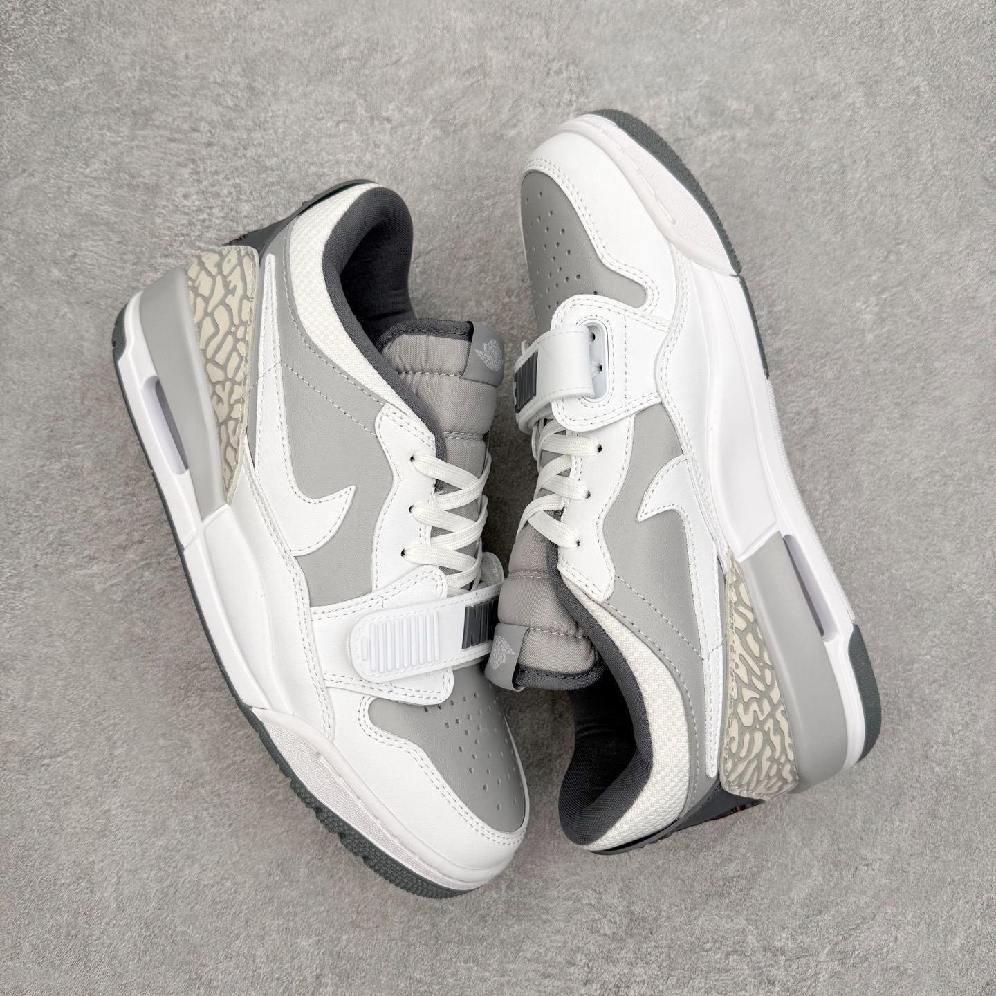 图片[3]-Air Jordan Legacy AJ312 低帮 CD7069-005 鞋身采用了皮革材质打造 横跨鞋面的魔术贴十分吸睛 侧面的Swoosh Logo的一部分被鞋面遮挡了一部分 颇具玩味 魔术贴上标有NK标识 而鞋舌上是Jordan的经典飞翼Logo 后跟和鞋底均采用了Air Jordan 3 的设计 后跟上同样也使用了经典的爆裂纹图案 尺码：36 36.5 37.5 38 38.5 39 40 40.5 41 42 42.5 43 44 44.5 45 46 47.5-选品中心