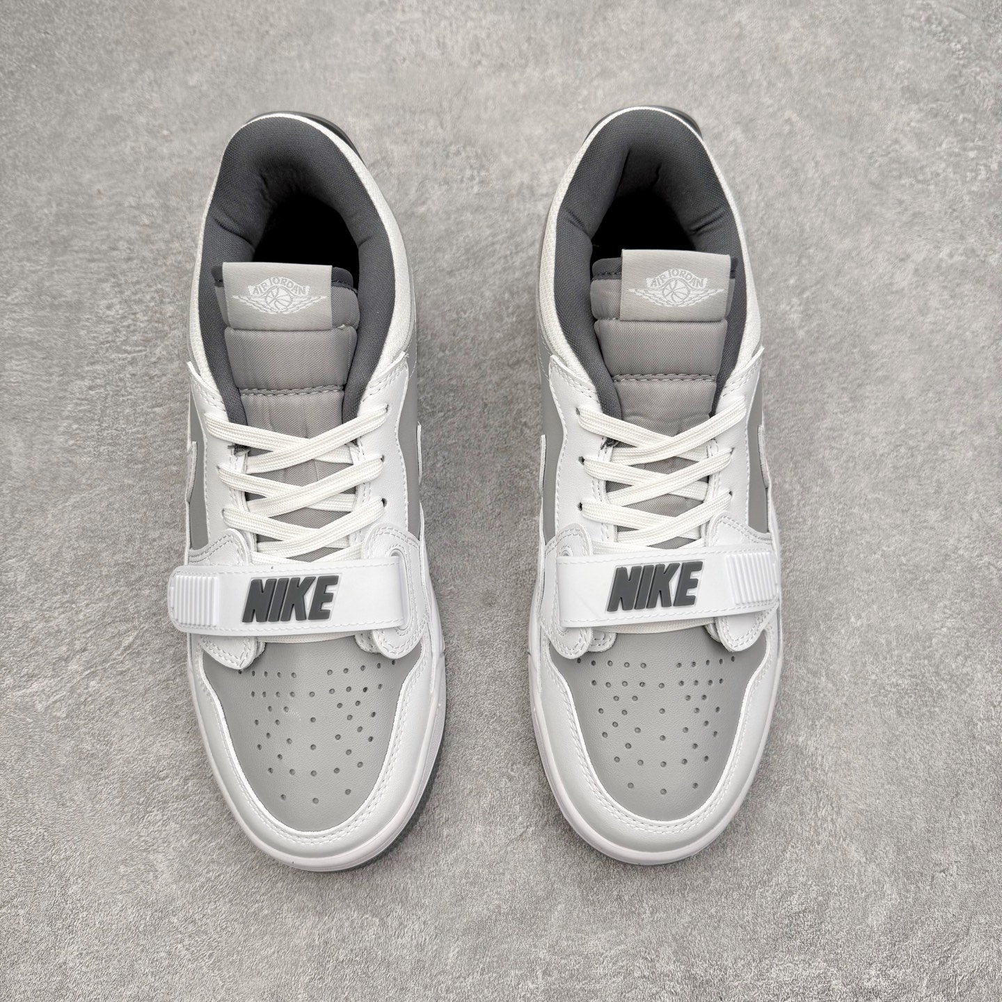 图片[2]-Air Jordan Legacy AJ312 低帮 CD7069-005 鞋身采用了皮革材质打造 横跨鞋面的魔术贴十分吸睛 侧面的Swoosh Logo的一部分被鞋面遮挡了一部分 颇具玩味 魔术贴上标有NK标识 而鞋舌上是Jordan的经典飞翼Logo 后跟和鞋底均采用了Air Jordan 3 的设计 后跟上同样也使用了经典的爆裂纹图案 尺码：36 36.5 37.5 38 38.5 39 40 40.5 41 42 42.5 43 44 44.5 45 46 47.5-选品中心