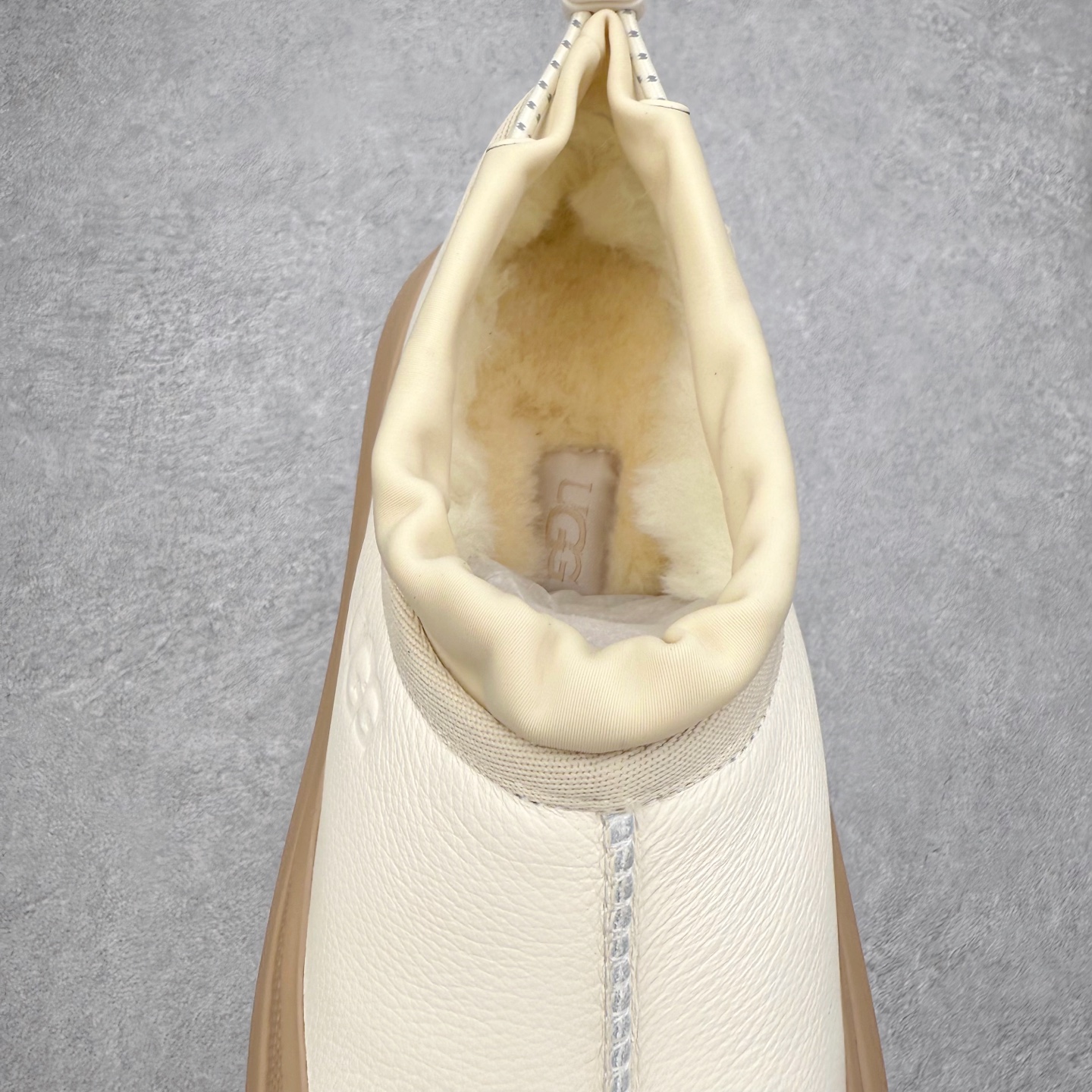 图片[5]-UGG 4096 M Tasman Weather Hybrid 塔斯曼混合系列低帮厚底轻量休闲运动鞋 UGG 2024秋冬新品 机能撞色王一博代言热门大爆款！包头套脚低帮 进口隆丰一级羊皮毛一体 代购专供品质 高弹Modern中底 外置防滑大底 套脚抽绳设计 穿脱十分方便 采用TPU模压定型翻毛皮鞋面材质#选用17毫米UGGPURE™ 植入式羊毛里衬与可拆卸的UGGPURE™ 植入式羊毛鞋垫#包头式EVA轻翼科技外底防滑,耐磨性和良好的弹性❗ 尺码：36/45-选品中心