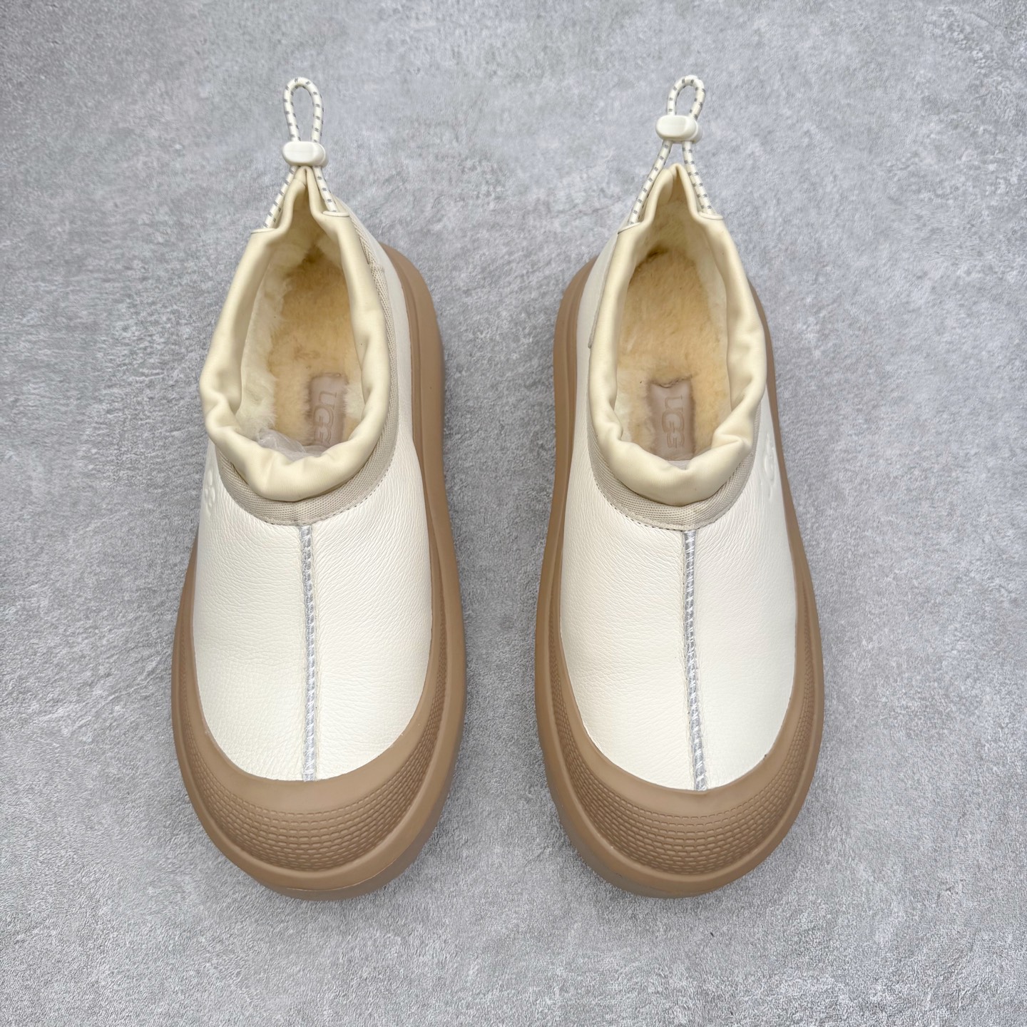 图片[2]-UGG 4096 M Tasman Weather Hybrid 塔斯曼混合系列低帮厚底轻量休闲运动鞋 UGG 2024秋冬新品 机能撞色王一博代言热门大爆款！包头套脚低帮 进口隆丰一级羊皮毛一体 代购专供品质 高弹Modern中底 外置防滑大底 套脚抽绳设计 穿脱十分方便 采用TPU模压定型翻毛皮鞋面材质#选用17毫米UGGPURE™ 植入式羊毛里衬与可拆卸的UGGPURE™ 植入式羊毛鞋垫#包头式EVA轻翼科技外底防滑,耐磨性和良好的弹性❗ 尺码：36/45-选品中心