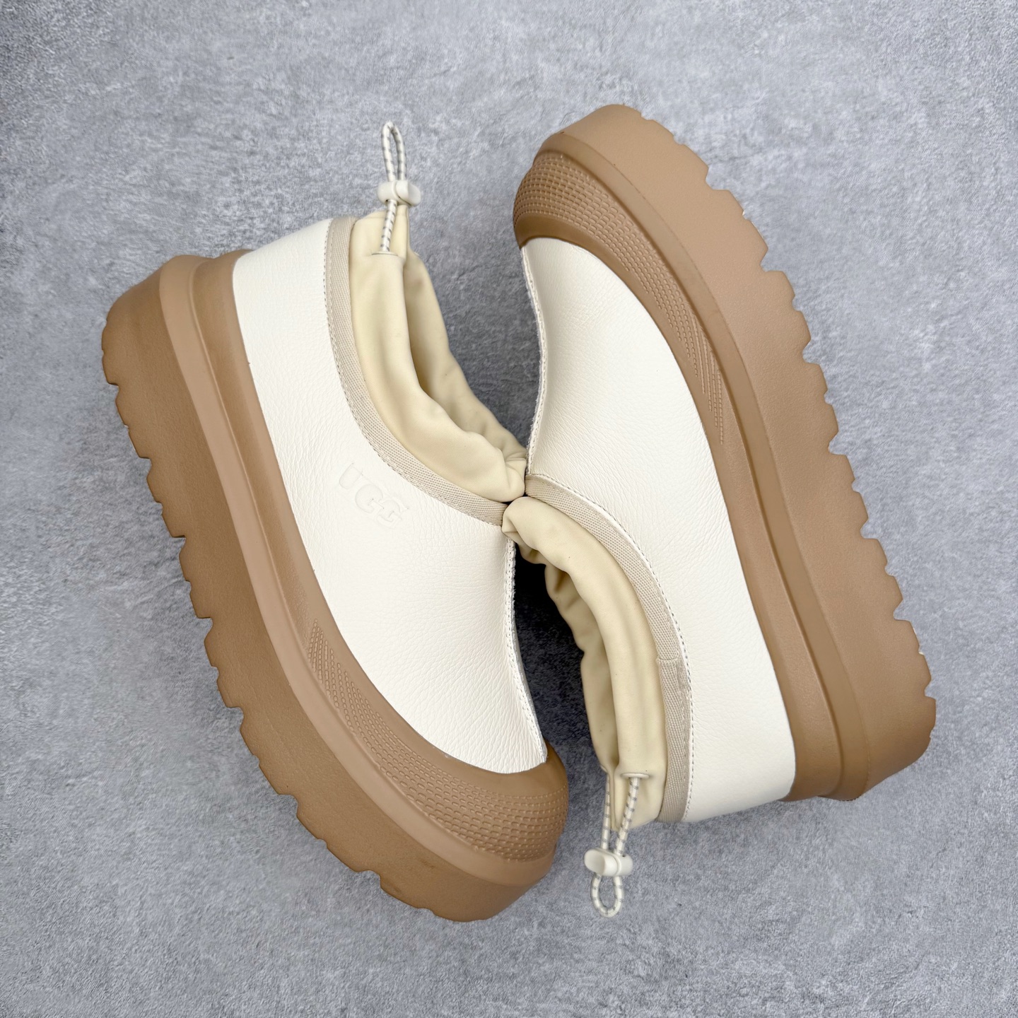 图片[3]-UGG 4096 M Tasman Weather Hybrid 塔斯曼混合系列低帮厚底轻量休闲运动鞋 UGG 2024秋冬新品 机能撞色王一博代言热门大爆款！包头套脚低帮 进口隆丰一级羊皮毛一体 代购专供品质 高弹Modern中底 外置防滑大底 套脚抽绳设计 穿脱十分方便 采用TPU模压定型翻毛皮鞋面材质#选用17毫米UGGPURE™ 植入式羊毛里衬与可拆卸的UGGPURE™ 植入式羊毛鞋垫#包头式EVA轻翼科技外底防滑,耐磨性和良好的弹性❗ 尺码：36/45-选品中心