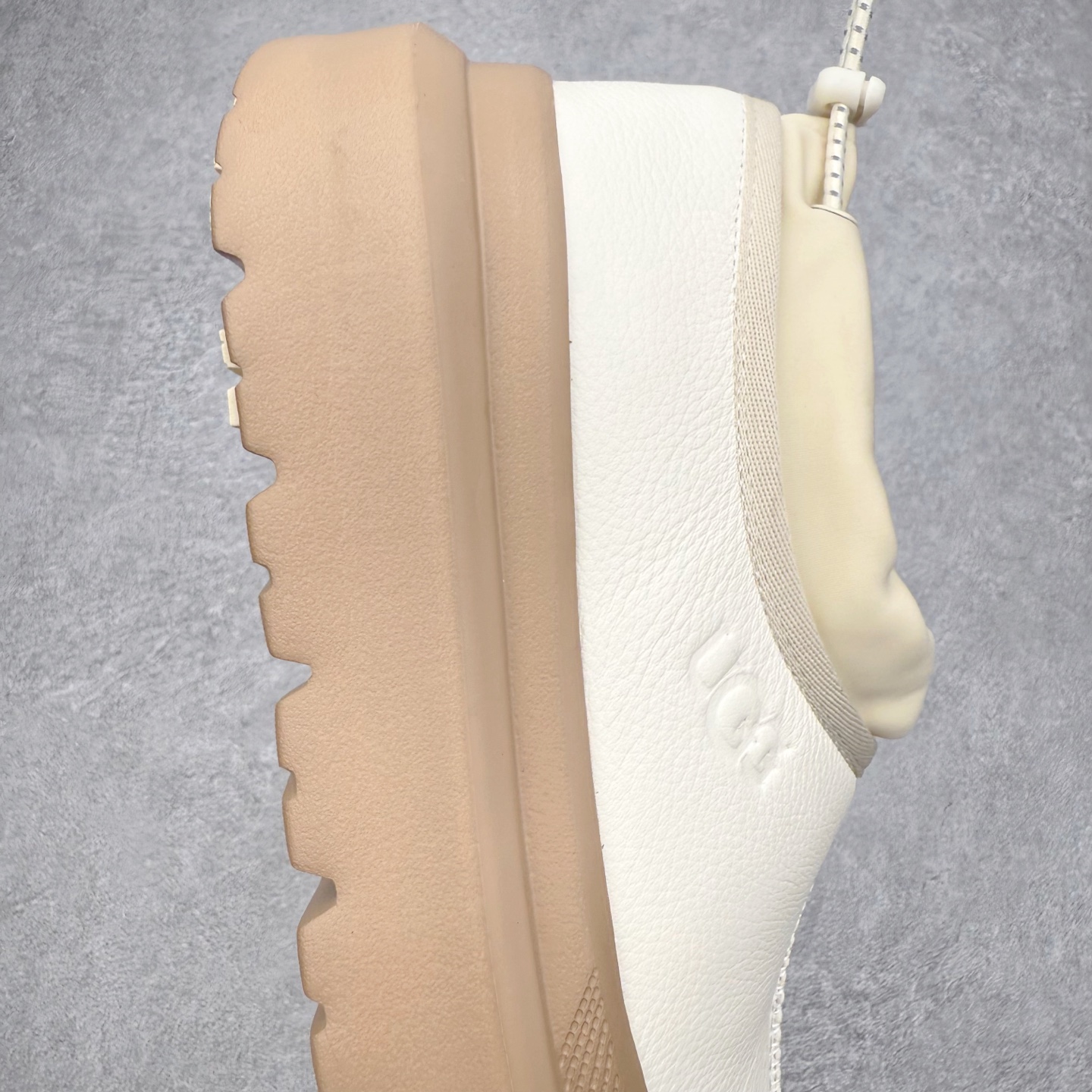 图片[6]-UGG 4096 M Tasman Weather Hybrid 塔斯曼混合系列低帮厚底轻量休闲运动鞋 UGG 2024秋冬新品 机能撞色王一博代言热门大爆款！包头套脚低帮 进口隆丰一级羊皮毛一体 代购专供品质 高弹Modern中底 外置防滑大底 套脚抽绳设计 穿脱十分方便 采用TPU模压定型翻毛皮鞋面材质#选用17毫米UGGPURE™ 植入式羊毛里衬与可拆卸的UGGPURE™ 植入式羊毛鞋垫#包头式EVA轻翼科技外底防滑,耐磨性和良好的弹性❗ 尺码：36/45-选品中心