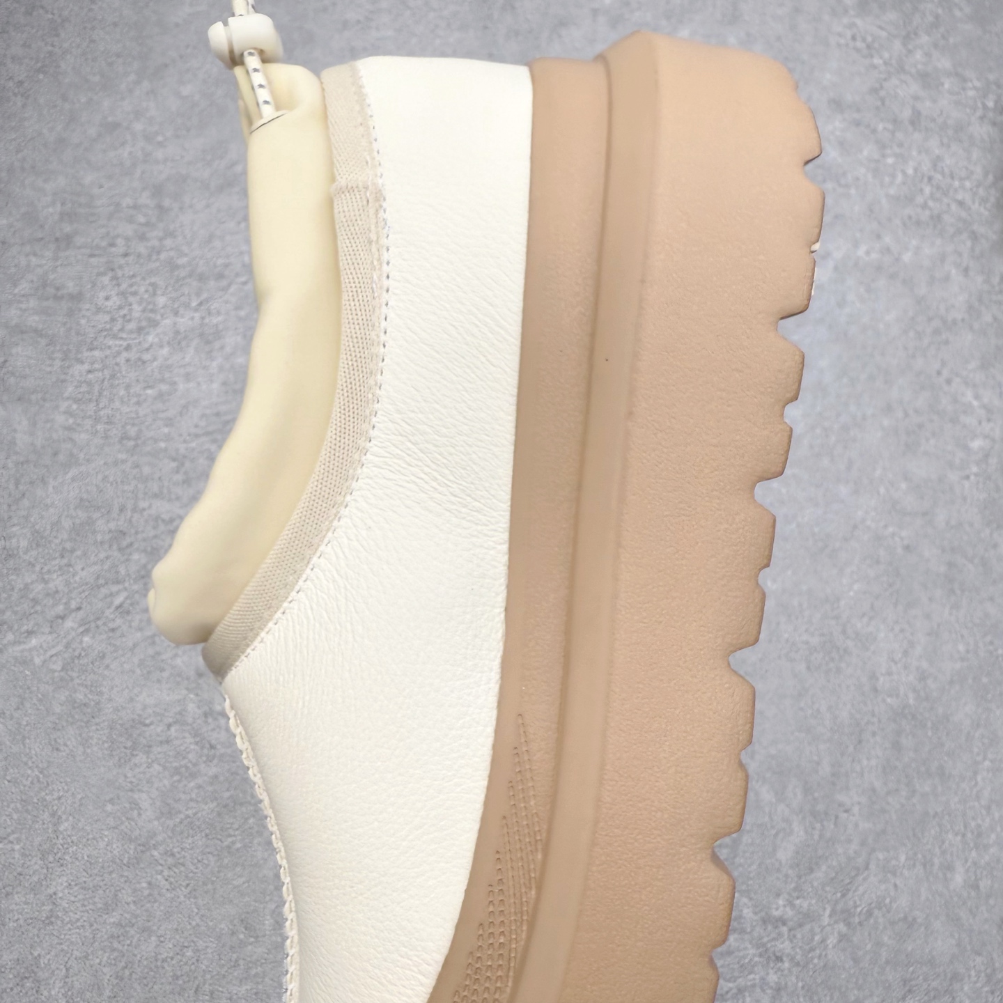 图片[7]-UGG 4096 M Tasman Weather Hybrid 塔斯曼混合系列低帮厚底轻量休闲运动鞋 UGG 2024秋冬新品 机能撞色王一博代言热门大爆款！包头套脚低帮 进口隆丰一级羊皮毛一体 代购专供品质 高弹Modern中底 外置防滑大底 套脚抽绳设计 穿脱十分方便 采用TPU模压定型翻毛皮鞋面材质#选用17毫米UGGPURE™ 植入式羊毛里衬与可拆卸的UGGPURE™ 植入式羊毛鞋垫#包头式EVA轻翼科技外底防滑,耐磨性和良好的弹性❗ 尺码：36/45-选品中心