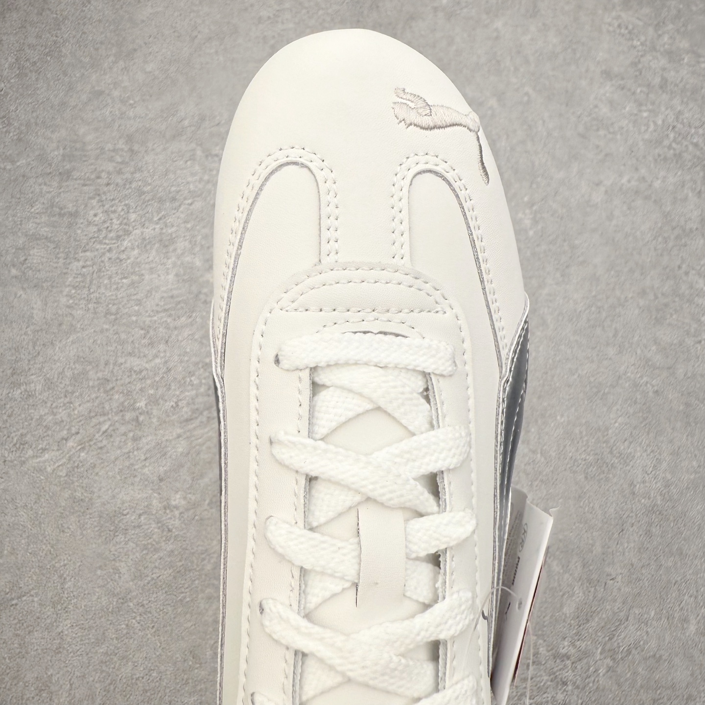 图片[4]-PUMA Speedca OG 彪马极速赛车系列低帮德训风拼接复古百搭休闲运动赛车鞋 鞋款从80、90年代赛车手所穿的防火赛车鞋为原型，鞋身线条模仿了赛车的流线廓形，体现了空气动力学原理的结构。简约流畅的外观，恰好又和贯穿其中的Formstrip Logo融合恰到好处，视觉上细节丰富且协调。本次Speedcat OG鞋款归来，最大看点自然式保留了窄版鞋型以及薄底构造。这两年各品牌鞋底越做越厚，Speedcat反其道而行之，上脚几乎无鞋底的效果带来耳目一新的视觉体验。鞋面依旧是以质感细腻的麂皮材质打造，并且大面积近乎全包裹的使用，复古味道也愈发浓烈。配色上更是将最原始的黑色和红色带回，向F1赛车队的标志性队服致敬。相信让各位一眼种草的更多是出挑的大红色，上脚即可瞬间点亮整体造型，在以球鞋为核心的OOTD中脱颖而出。而另一款黑色则是低调的万金油，彰显新潮个性的同时又不喧宾夺主，也是热爱简约系穿搭朋友的首选。 尺码：35.5 36 37 37.5 38 38.5 39 40 40.5 41 42 42.5 43 44 44.5 45-选品中心