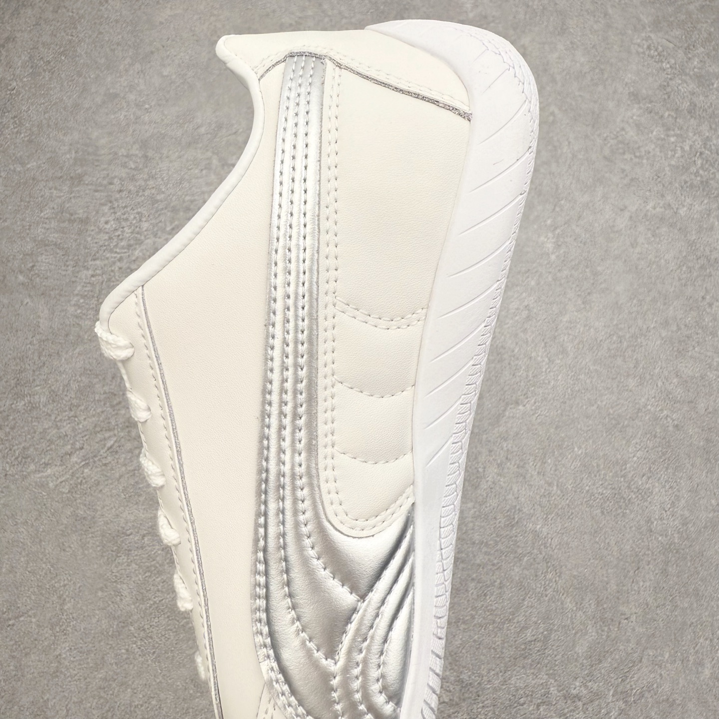 图片[7]-PUMA Speedca OG 彪马极速赛车系列低帮德训风拼接复古百搭休闲运动赛车鞋 鞋款从80、90年代赛车手所穿的防火赛车鞋为原型，鞋身线条模仿了赛车的流线廓形，体现了空气动力学原理的结构。简约流畅的外观，恰好又和贯穿其中的Formstrip Logo融合恰到好处，视觉上细节丰富且协调。本次Speedcat OG鞋款归来，最大看点自然式保留了窄版鞋型以及薄底构造。这两年各品牌鞋底越做越厚，Speedcat反其道而行之，上脚几乎无鞋底的效果带来耳目一新的视觉体验。鞋面依旧是以质感细腻的麂皮材质打造，并且大面积近乎全包裹的使用，复古味道也愈发浓烈。配色上更是将最原始的黑色和红色带回，向F1赛车队的标志性队服致敬。相信让各位一眼种草的更多是出挑的大红色，上脚即可瞬间点亮整体造型，在以球鞋为核心的OOTD中脱颖而出。而另一款黑色则是低调的万金油，彰显新潮个性的同时又不喧宾夺主，也是热爱简约系穿搭朋友的首选。 尺码：35.5 36 37 37.5 38 38.5 39 40 40.5 41 42 42.5 43 44 44.5 45-选品中心