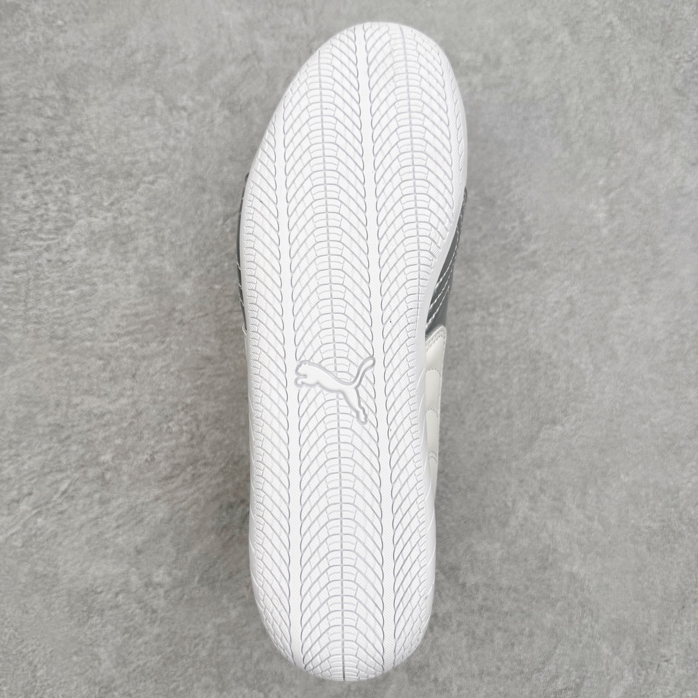 图片[9]-PUMA Speedca OG 彪马极速赛车系列低帮德训风拼接复古百搭休闲运动赛车鞋 鞋款从80、90年代赛车手所穿的防火赛车鞋为原型，鞋身线条模仿了赛车的流线廓形，体现了空气动力学原理的结构。简约流畅的外观，恰好又和贯穿其中的Formstrip Logo融合恰到好处，视觉上细节丰富且协调。本次Speedcat OG鞋款归来，最大看点自然式保留了窄版鞋型以及薄底构造。这两年各品牌鞋底越做越厚，Speedcat反其道而行之，上脚几乎无鞋底的效果带来耳目一新的视觉体验。鞋面依旧是以质感细腻的麂皮材质打造，并且大面积近乎全包裹的使用，复古味道也愈发浓烈。配色上更是将最原始的黑色和红色带回，向F1赛车队的标志性队服致敬。相信让各位一眼种草的更多是出挑的大红色，上脚即可瞬间点亮整体造型，在以球鞋为核心的OOTD中脱颖而出。而另一款黑色则是低调的万金油，彰显新潮个性的同时又不喧宾夺主，也是热爱简约系穿搭朋友的首选。 尺码：35.5 36 37 37.5 38 38.5 39 40 40.5 41 42 42.5 43 44 44.5 45-选品中心