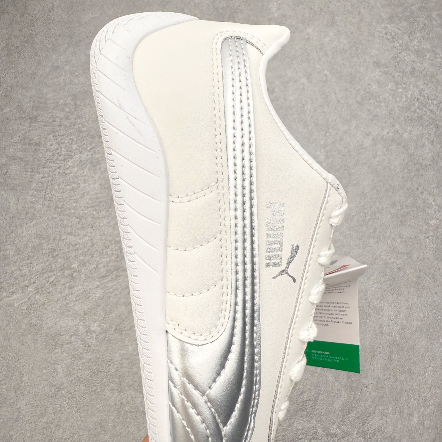 图片[6]-PUMA Speedca OG 彪马极速赛车系列低帮德训风拼接复古百搭休闲运动赛车鞋 鞋款从80、90年代赛车手所穿的防火赛车鞋为原型，鞋身线条模仿了赛车的流线廓形，体现了空气动力学原理的结构。简约流畅的外观，恰好又和贯穿其中的Formstrip Logo融合恰到好处，视觉上细节丰富且协调。本次Speedcat OG鞋款归来，最大看点自然式保留了窄版鞋型以及薄底构造。这两年各品牌鞋底越做越厚，Speedcat反其道而行之，上脚几乎无鞋底的效果带来耳目一新的视觉体验。鞋面依旧是以质感细腻的麂皮材质打造，并且大面积近乎全包裹的使用，复古味道也愈发浓烈。配色上更是将最原始的黑色和红色带回，向F1赛车队的标志性队服致敬。相信让各位一眼种草的更多是出挑的大红色，上脚即可瞬间点亮整体造型，在以球鞋为核心的OOTD中脱颖而出。而另一款黑色则是低调的万金油，彰显新潮个性的同时又不喧宾夺主，也是热爱简约系穿搭朋友的首选。 尺码：35.5 36 37 37.5 38 38.5 39 40 40.5 41 42 42.5 43 44 44.5 45-选品中心