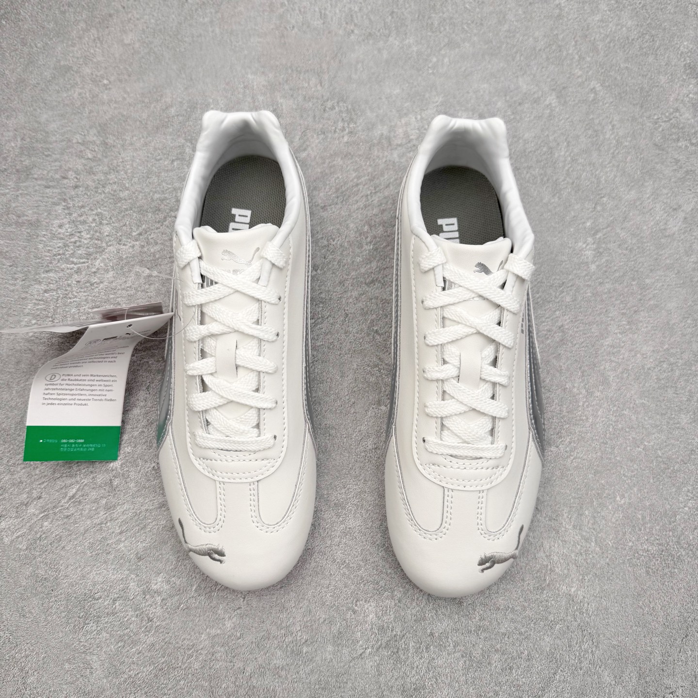 图片[2]-PUMA Speedca OG 彪马极速赛车系列低帮德训风拼接复古百搭休闲运动赛车鞋 鞋款从80、90年代赛车手所穿的防火赛车鞋为原型，鞋身线条模仿了赛车的流线廓形，体现了空气动力学原理的结构。简约流畅的外观，恰好又和贯穿其中的Formstrip Logo融合恰到好处，视觉上细节丰富且协调。本次Speedcat OG鞋款归来，最大看点自然式保留了窄版鞋型以及薄底构造。这两年各品牌鞋底越做越厚，Speedcat反其道而行之，上脚几乎无鞋底的效果带来耳目一新的视觉体验。鞋面依旧是以质感细腻的麂皮材质打造，并且大面积近乎全包裹的使用，复古味道也愈发浓烈。配色上更是将最原始的黑色和红色带回，向F1赛车队的标志性队服致敬。相信让各位一眼种草的更多是出挑的大红色，上脚即可瞬间点亮整体造型，在以球鞋为核心的OOTD中脱颖而出。而另一款黑色则是低调的万金油，彰显新潮个性的同时又不喧宾夺主，也是热爱简约系穿搭朋友的首选。 尺码：35.5 36 37 37.5 38 38.5 39 40 40.5 41 42 42.5 43 44 44.5 45-选品中心