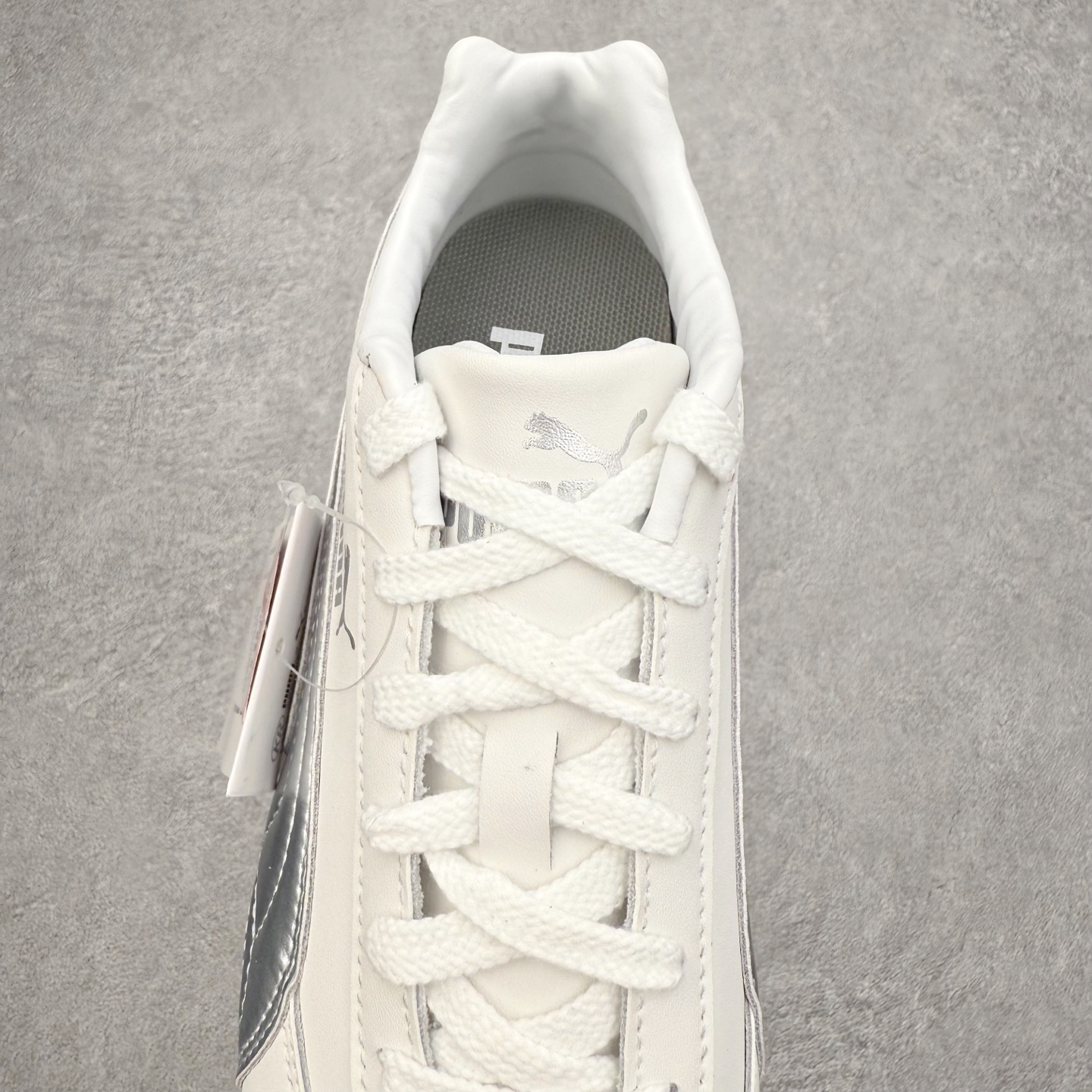 图片[5]-PUMA Speedca OG 彪马极速赛车系列低帮德训风拼接复古百搭休闲运动赛车鞋 鞋款从80、90年代赛车手所穿的防火赛车鞋为原型，鞋身线条模仿了赛车的流线廓形，体现了空气动力学原理的结构。简约流畅的外观，恰好又和贯穿其中的Formstrip Logo融合恰到好处，视觉上细节丰富且协调。本次Speedcat OG鞋款归来，最大看点自然式保留了窄版鞋型以及薄底构造。这两年各品牌鞋底越做越厚，Speedcat反其道而行之，上脚几乎无鞋底的效果带来耳目一新的视觉体验。鞋面依旧是以质感细腻的麂皮材质打造，并且大面积近乎全包裹的使用，复古味道也愈发浓烈。配色上更是将最原始的黑色和红色带回，向F1赛车队的标志性队服致敬。相信让各位一眼种草的更多是出挑的大红色，上脚即可瞬间点亮整体造型，在以球鞋为核心的OOTD中脱颖而出。而另一款黑色则是低调的万金油，彰显新潮个性的同时又不喧宾夺主，也是热爱简约系穿搭朋友的首选。 尺码：35.5 36 37 37.5 38 38.5 39 40 40.5 41 42 42.5 43 44 44.5 45-选品中心