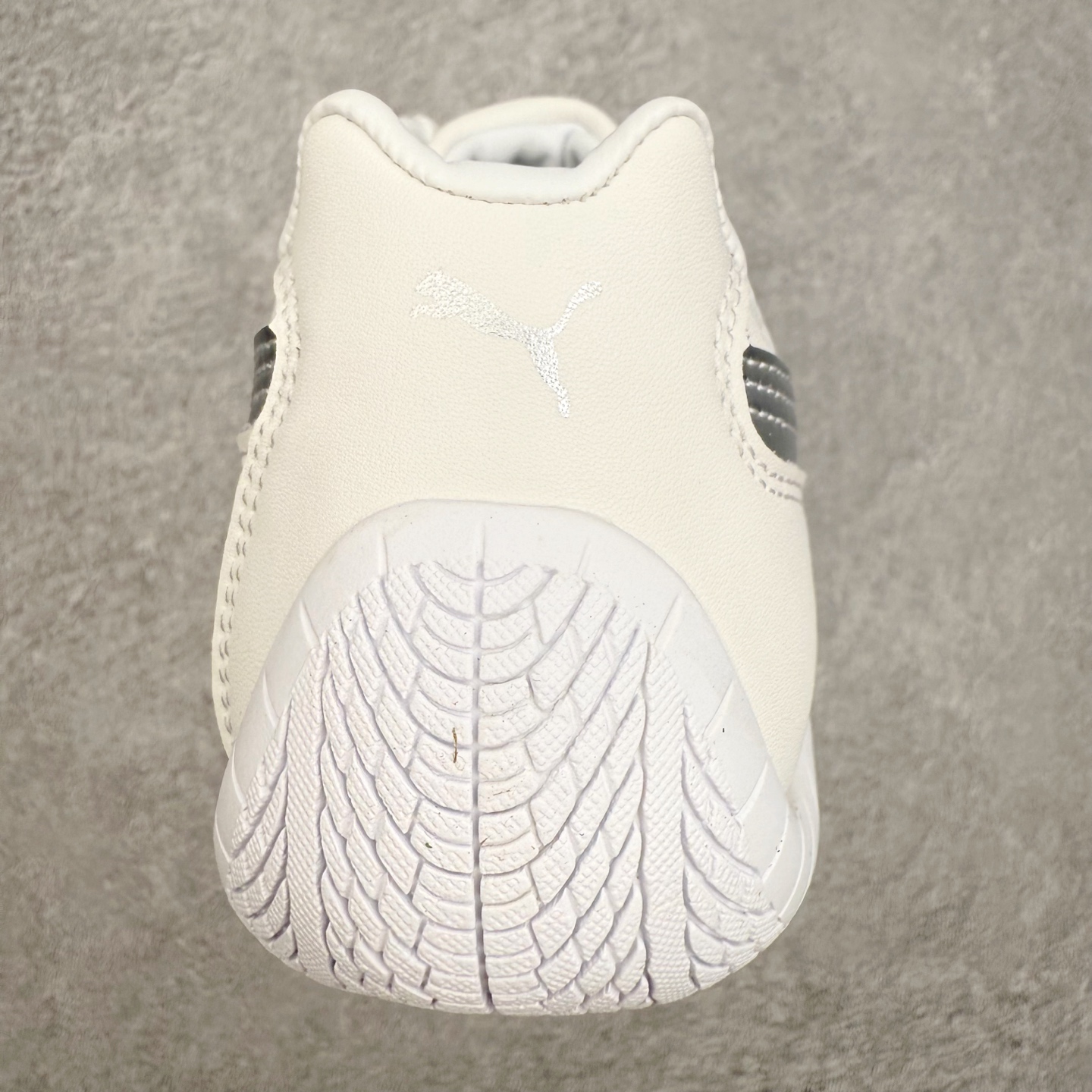 图片[8]-PUMA Speedca OG 彪马极速赛车系列低帮德训风拼接复古百搭休闲运动赛车鞋 鞋款从80、90年代赛车手所穿的防火赛车鞋为原型，鞋身线条模仿了赛车的流线廓形，体现了空气动力学原理的结构。简约流畅的外观，恰好又和贯穿其中的Formstrip Logo融合恰到好处，视觉上细节丰富且协调。本次Speedcat OG鞋款归来，最大看点自然式保留了窄版鞋型以及薄底构造。这两年各品牌鞋底越做越厚，Speedcat反其道而行之，上脚几乎无鞋底的效果带来耳目一新的视觉体验。鞋面依旧是以质感细腻的麂皮材质打造，并且大面积近乎全包裹的使用，复古味道也愈发浓烈。配色上更是将最原始的黑色和红色带回，向F1赛车队的标志性队服致敬。相信让各位一眼种草的更多是出挑的大红色，上脚即可瞬间点亮整体造型，在以球鞋为核心的OOTD中脱颖而出。而另一款黑色则是低调的万金油，彰显新潮个性的同时又不喧宾夺主，也是热爱简约系穿搭朋友的首选。 尺码：35.5 36 37 37.5 38 38.5 39 40 40.5 41 42 42.5 43 44 44.5 45-选品中心