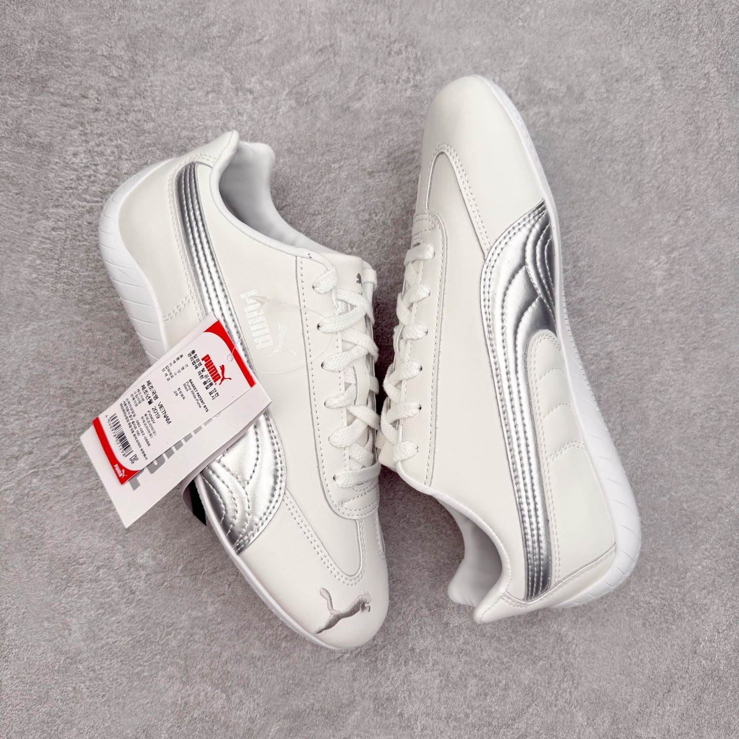 图片[3]-PUMA Speedca OG 彪马极速赛车系列低帮德训风拼接复古百搭休闲运动赛车鞋 鞋款从80、90年代赛车手所穿的防火赛车鞋为原型，鞋身线条模仿了赛车的流线廓形，体现了空气动力学原理的结构。简约流畅的外观，恰好又和贯穿其中的Formstrip Logo融合恰到好处，视觉上细节丰富且协调。本次Speedcat OG鞋款归来，最大看点自然式保留了窄版鞋型以及薄底构造。这两年各品牌鞋底越做越厚，Speedcat反其道而行之，上脚几乎无鞋底的效果带来耳目一新的视觉体验。鞋面依旧是以质感细腻的麂皮材质打造，并且大面积近乎全包裹的使用，复古味道也愈发浓烈。配色上更是将最原始的黑色和红色带回，向F1赛车队的标志性队服致敬。相信让各位一眼种草的更多是出挑的大红色，上脚即可瞬间点亮整体造型，在以球鞋为核心的OOTD中脱颖而出。而另一款黑色则是低调的万金油，彰显新潮个性的同时又不喧宾夺主，也是热爱简约系穿搭朋友的首选。 尺码：35.5 36 37 37.5 38 38.5 39 40 40.5 41 42 42.5 43 44 44.5 45-选品中心