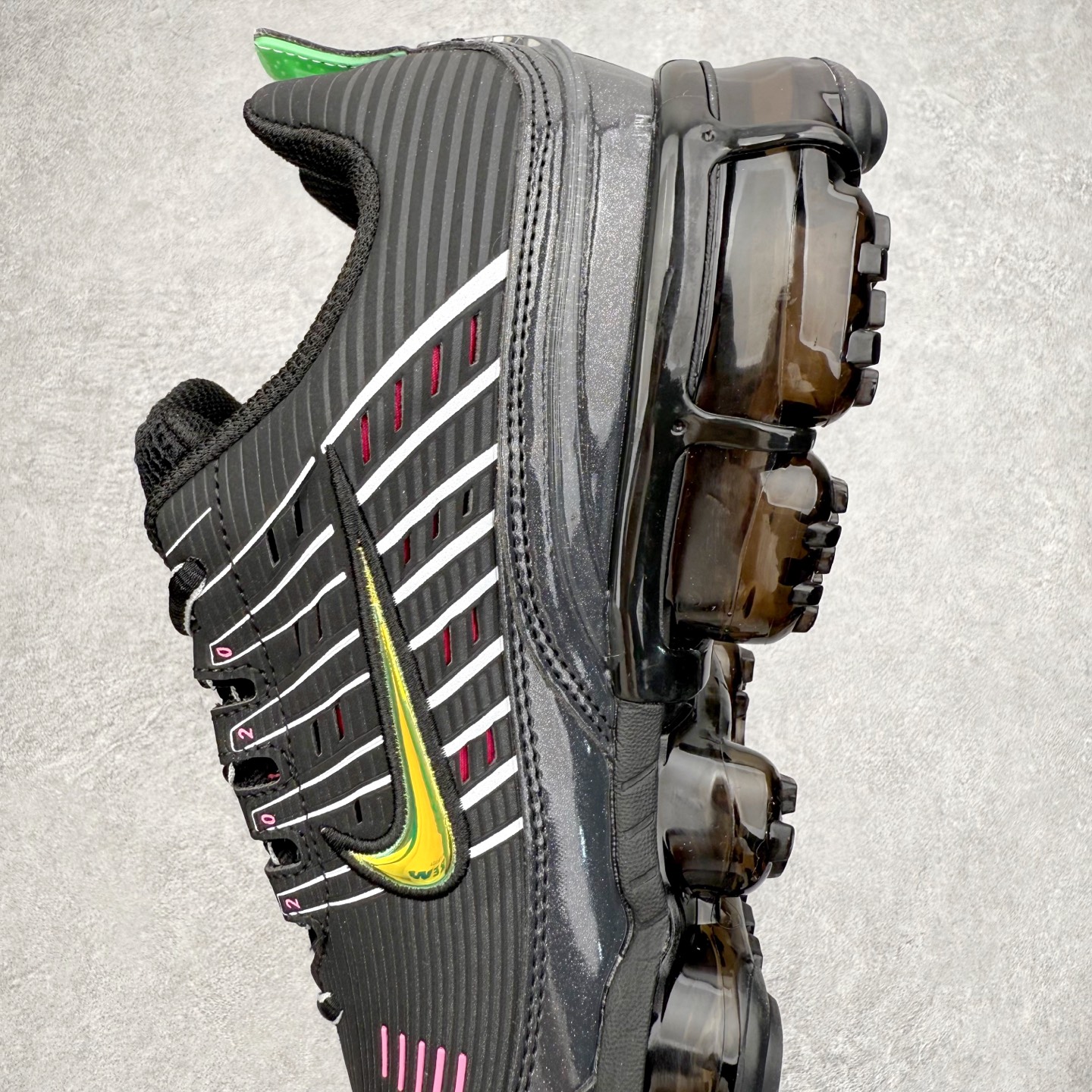 图片[7]-NK Vapormax 360 简约舒适织物低帮气垫休闲跑步鞋 CK2718-003 鞋面依旧延续经典设计，中底则加入了 VaporMax 气垫科技。值得一提的是气垫后跟处带有特殊的支架设计，致敬早期 Air Max 360气垫提高稳定性的后跟支架。实拍调校N版已经零色差零失真 百分百还原实物色彩所见即所得 不存在货不对板色差等低级问题 选购参考实物拍摄 不混卖不参货 只用心做好货严格选品 承诺混一赔十 尺码：36 36.5 37.5 38 38.5 39 40 40.5 41 42 42.5 43 44 44.5 45 46-选品中心