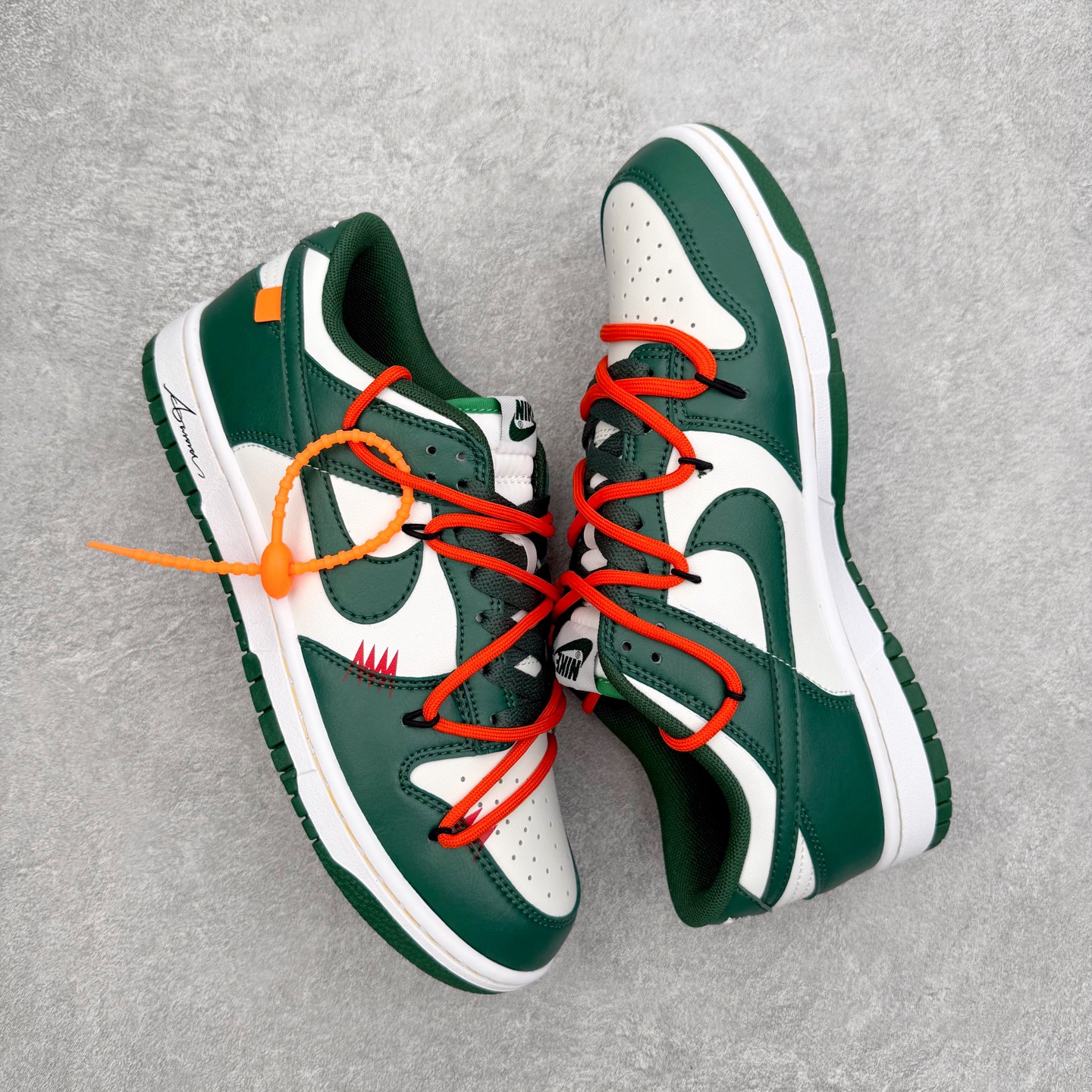 图片[3]-NK Dunk Low DD1391-100 定制系列天花板 无原鞋不开发 全系列得物原鞋一比一校对开发 配色持续更新中 终端对接 优势输出 全套原厂楦头原纸板数据档案倾力打造 原汁原味莞产 极致还原 圈内最强针车工艺 高端零售指定版 广东原厂配套原盒原标 鞋盒分三个尺码段 原厂冲刀 超高清洁度 全鞋零毛边皮料切割 采用原厂百宏鞋带以及原厂百宏织唛舌标 内标可供原厂几率过验 进口原装条纹中底布 四线拉帮白色点胶 原厂拉帮手法遵循公司 原厂电绣 极致还原 尺码：36 36.5 37.5 38 38.5 39 40 40.5 41 42 42.5 43 44 44.5 45 46-选品中心