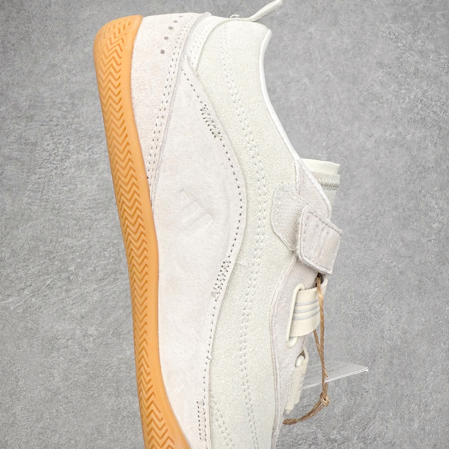 图片[6]-AD FOS URBAN REVERIE 舒适百搭 耐磨 低帮 生活休闲鞋 JS0151 实拍调校N版已经零色差零失真 百分百还原实物色彩所见即所得 不存在货不对板色差等低级问题 选购参考实物拍摄 不混卖不参货 只用心做好货严格选品 承诺混一赔十 尺码：36 36.5 37.5 38 38.5 39 40 40.5 41 42 42.5 43 44 44.5 45-选品中心