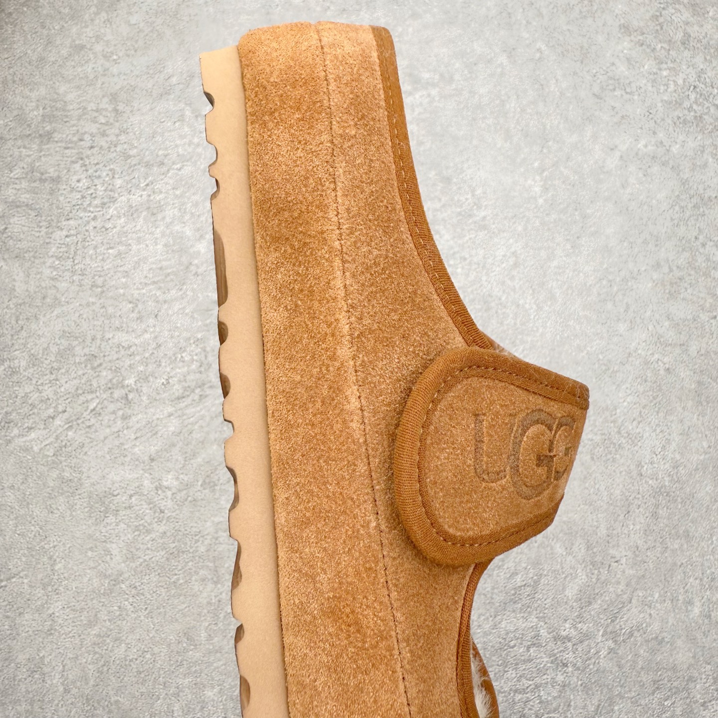 图片[6]-UGG 0881 秋冬羊皮毛一体雪地靴 全鞋采用ZP同厂 隆丰A级澳洲进口羊皮毛一体 品牌代工厂生产线 完全遵循ZP工艺流程 代工厂原厂版师 秉承无原鞋不开发选择 注重每一处细节 市面最正版型 TREADLITE\\\”轻翼\\\”科技外底 轻便/耐用/柔韧/桩型【售后郑重承诺】一个月内若出现重大脱胶/断底等质量问题 直接为您换新！尺码：35 36 37 38 39 40-选品中心