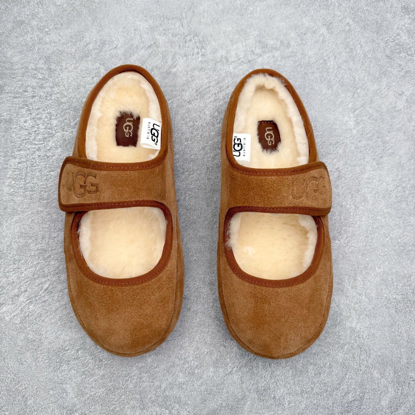 图片[2]-UGG 0881 秋冬羊皮毛一体雪地靴 全鞋采用ZP同厂 隆丰A级澳洲进口羊皮毛一体 品牌代工厂生产线 完全遵循ZP工艺流程 代工厂原厂版师 秉承无原鞋不开发选择 注重每一处细节 市面最正版型 TREADLITE\\\”轻翼\\\”科技外底 轻便/耐用/柔韧/桩型【售后郑重承诺】一个月内若出现重大脱胶/断底等质量问题 直接为您换新！尺码：35 36 37 38 39 40-选品中心