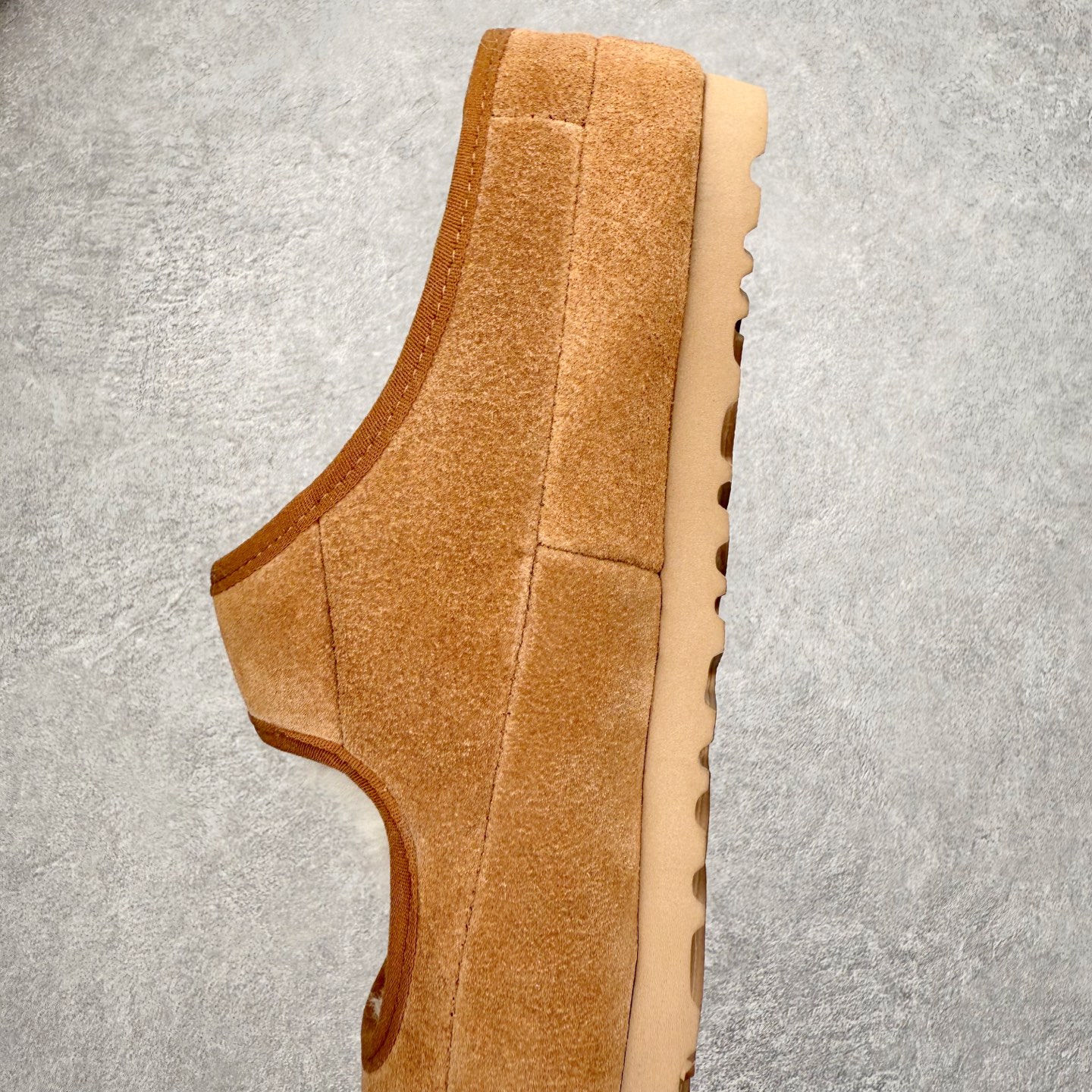 图片[7]-UGG 0881 秋冬羊皮毛一体雪地靴 全鞋采用ZP同厂 隆丰A级澳洲进口羊皮毛一体 品牌代工厂生产线 完全遵循ZP工艺流程 代工厂原厂版师 秉承无原鞋不开发选择 注重每一处细节 市面最正版型 TREADLITE\\\”轻翼\\\”科技外底 轻便/耐用/柔韧/桩型【售后郑重承诺】一个月内若出现重大脱胶/断底等质量问题 直接为您换新！尺码：35 36 37 38 39 40-选品中心