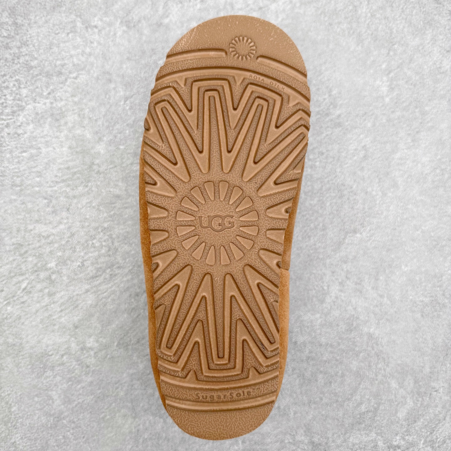 图片[9]-UGG 0881 秋冬羊皮毛一体雪地靴 全鞋采用ZP同厂 隆丰A级澳洲进口羊皮毛一体 品牌代工厂生产线 完全遵循ZP工艺流程 代工厂原厂版师 秉承无原鞋不开发选择 注重每一处细节 市面最正版型 TREADLITE\\\”轻翼\\\”科技外底 轻便/耐用/柔韧/桩型【售后郑重承诺】一个月内若出现重大脱胶/断底等质量问题 直接为您换新！尺码：35 36 37 38 39 40-选品中心