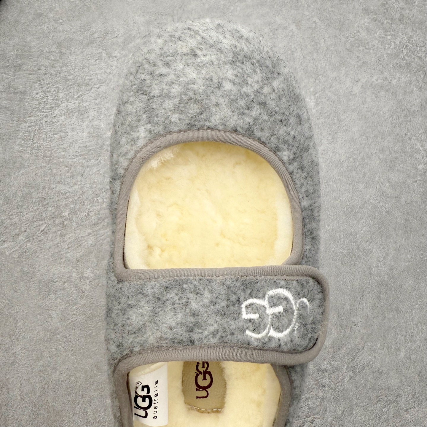 图片[4]-UGG 0881 秋冬羊皮毛一体雪地靴 全鞋采用ZP同厂 隆丰A级澳洲进口羊皮毛一体 品牌代工厂生产线 完全遵循ZP工艺流程 代工厂原厂版师 秉承无原鞋不开发选择 注重每一处细节 市面最正版型 TREADLITE\\\”轻翼\\\”科技外底 轻便/耐用/柔韧/桩型【售后郑重承诺】一个月内若出现重大脱胶/断底等质量问题 直接为您换新！尺码：35 36 37 38 39 40-选品中心