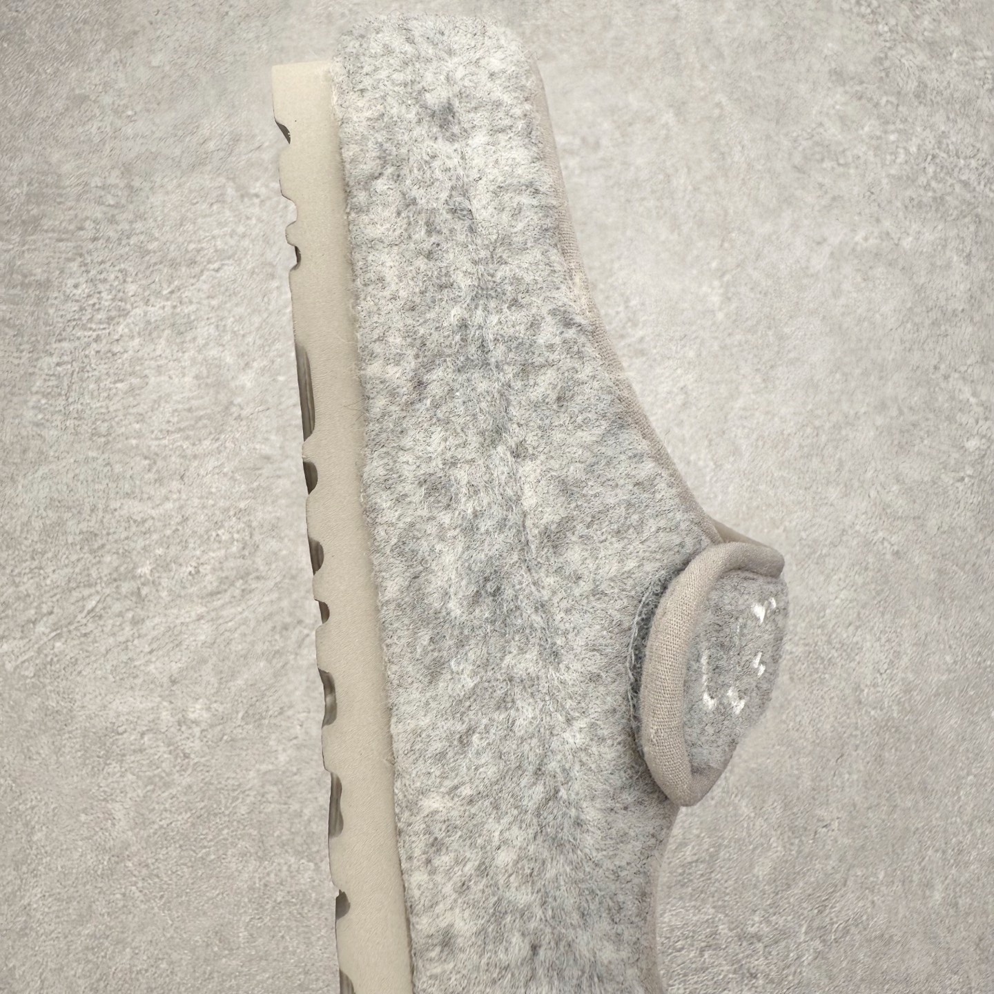 图片[6]-UGG 0881 秋冬羊皮毛一体雪地靴 全鞋采用ZP同厂 隆丰A级澳洲进口羊皮毛一体 品牌代工厂生产线 完全遵循ZP工艺流程 代工厂原厂版师 秉承无原鞋不开发选择 注重每一处细节 市面最正版型 TREADLITE\\\”轻翼\\\”科技外底 轻便/耐用/柔韧/桩型【售后郑重承诺】一个月内若出现重大脱胶/断底等质量问题 直接为您换新！尺码：35 36 37 38 39 40-选品中心