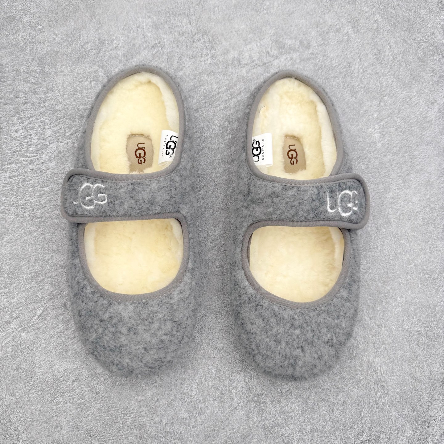 图片[2]-UGG 0881 秋冬羊皮毛一体雪地靴 全鞋采用ZP同厂 隆丰A级澳洲进口羊皮毛一体 品牌代工厂生产线 完全遵循ZP工艺流程 代工厂原厂版师 秉承无原鞋不开发选择 注重每一处细节 市面最正版型 TREADLITE\\\”轻翼\\\”科技外底 轻便/耐用/柔韧/桩型【售后郑重承诺】一个月内若出现重大脱胶/断底等质量问题 直接为您换新！尺码：35 36 37 38 39 40-选品中心