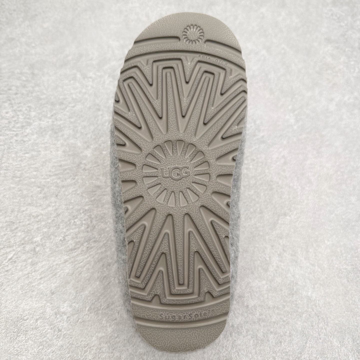 图片[9]-UGG 0881 秋冬羊皮毛一体雪地靴 全鞋采用ZP同厂 隆丰A级澳洲进口羊皮毛一体 品牌代工厂生产线 完全遵循ZP工艺流程 代工厂原厂版师 秉承无原鞋不开发选择 注重每一处细节 市面最正版型 TREADLITE\\\”轻翼\\\”科技外底 轻便/耐用/柔韧/桩型【售后郑重承诺】一个月内若出现重大脱胶/断底等质量问题 直接为您换新！尺码：35 36 37 38 39 40-选品中心