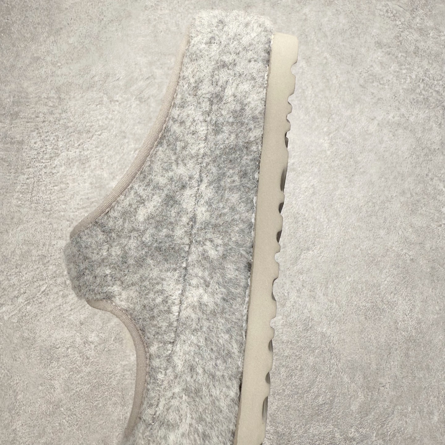 图片[7]-UGG 0881 秋冬羊皮毛一体雪地靴 全鞋采用ZP同厂 隆丰A级澳洲进口羊皮毛一体 品牌代工厂生产线 完全遵循ZP工艺流程 代工厂原厂版师 秉承无原鞋不开发选择 注重每一处细节 市面最正版型 TREADLITE\\\”轻翼\\\”科技外底 轻便/耐用/柔韧/桩型【售后郑重承诺】一个月内若出现重大脱胶/断底等质量问题 直接为您换新！尺码：35 36 37 38 39 40-选品中心