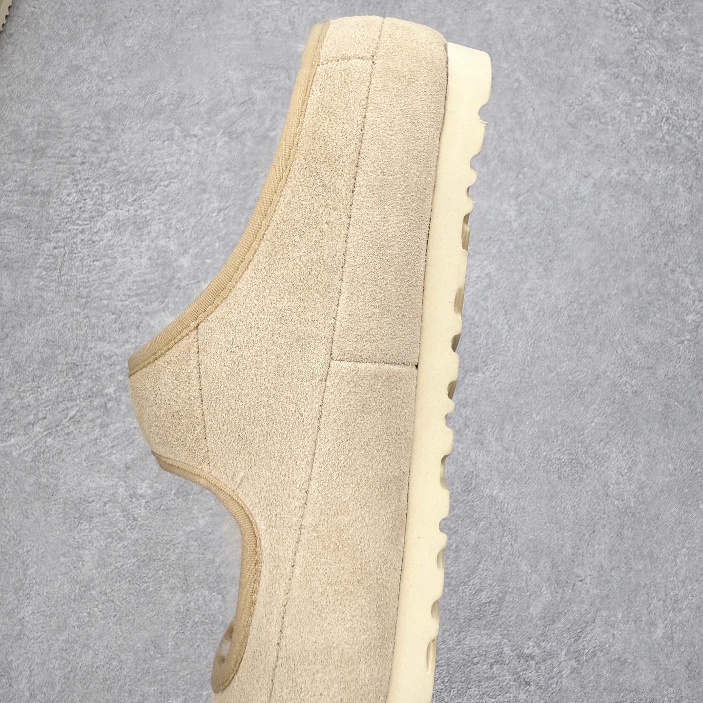 图片[7]-UGG 0881 秋冬羊皮毛一体雪地靴 全鞋采用ZP同厂 隆丰A级澳洲进口羊皮毛一体 品牌代工厂生产线 完全遵循ZP工艺流程 代工厂原厂版师 秉承无原鞋不开发选择 注重每一处细节 市面最正版型 TREADLITE\\\”轻翼\\\”科技外底 轻便/耐用/柔韧/桩型【售后郑重承诺】一个月内若出现重大脱胶/断底等质量问题 直接为您换新！尺码：35 36 37 38 39 40-选品中心