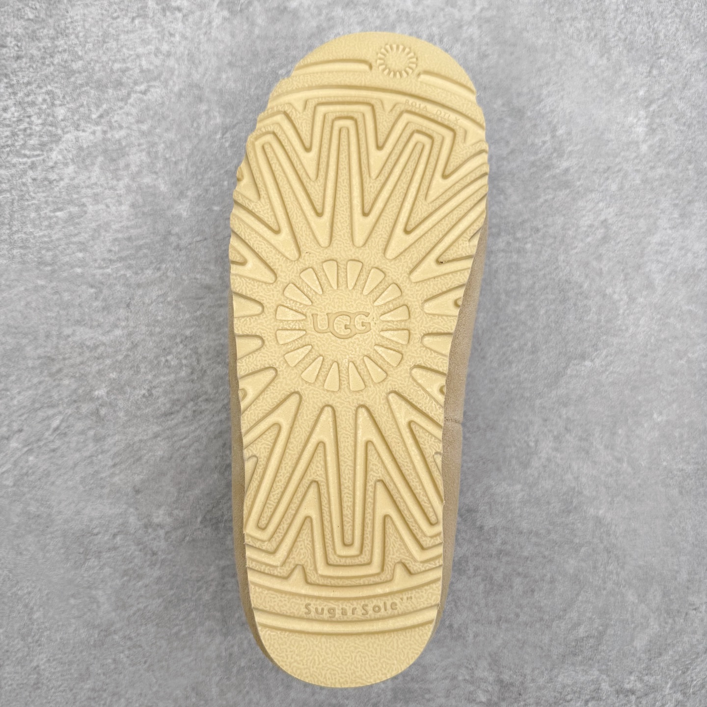 图片[9]-UGG 0881 秋冬羊皮毛一体雪地靴 全鞋采用ZP同厂 隆丰A级澳洲进口羊皮毛一体 品牌代工厂生产线 完全遵循ZP工艺流程 代工厂原厂版师 秉承无原鞋不开发选择 注重每一处细节 市面最正版型 TREADLITE\\\”轻翼\\\”科技外底 轻便/耐用/柔韧/桩型【售后郑重承诺】一个月内若出现重大脱胶/断底等质量问题 直接为您换新！尺码：35 36 37 38 39 40-选品中心