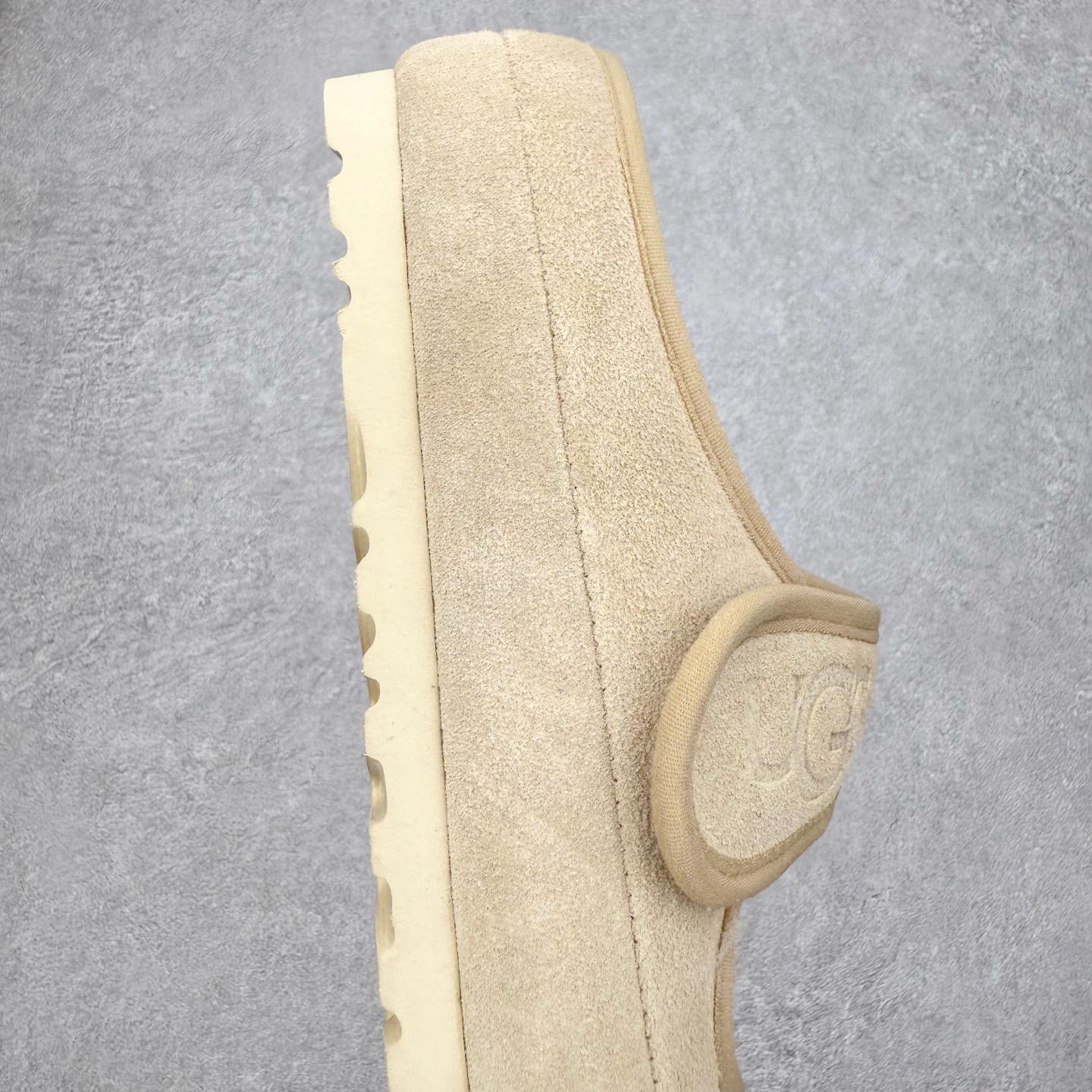 图片[6]-UGG 0881 秋冬羊皮毛一体雪地靴 全鞋采用ZP同厂 隆丰A级澳洲进口羊皮毛一体 品牌代工厂生产线 完全遵循ZP工艺流程 代工厂原厂版师 秉承无原鞋不开发选择 注重每一处细节 市面最正版型 TREADLITE\\\”轻翼\\\”科技外底 轻便/耐用/柔韧/桩型【售后郑重承诺】一个月内若出现重大脱胶/断底等质量问题 直接为您换新！尺码：35 36 37 38 39 40-选品中心