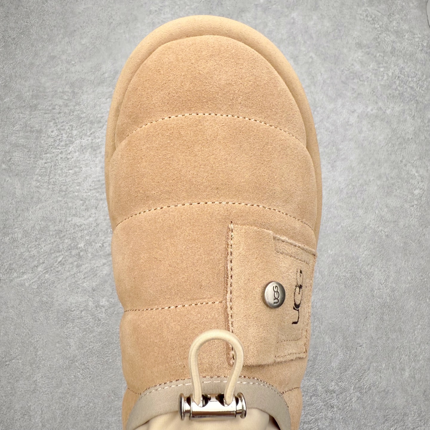 图片[4]-UGG 6329 秋冬羊皮毛一体雪地靴 全鞋采用ZP同厂 隆丰A级澳洲进口羊皮毛一体 品牌代工厂生产线 完全遵循ZP工艺流程 代工厂原厂版师 秉承无原鞋不开发选择 注重每一处细节 市面最正版型 TREADLITE\\\”轻翼\\\”科技外底 轻便/耐用/柔韧/桩型【售后郑重承诺】一个月内若出现重大脱胶/断底等质量问题 直接为您换新！尺码：35 36 37 38 39 40-选品中心