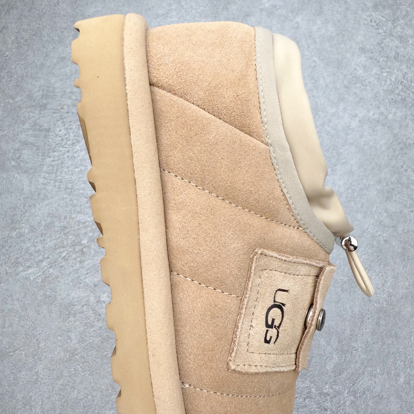 图片[6]-UGG 6329 秋冬羊皮毛一体雪地靴 全鞋采用ZP同厂 隆丰A级澳洲进口羊皮毛一体 品牌代工厂生产线 完全遵循ZP工艺流程 代工厂原厂版师 秉承无原鞋不开发选择 注重每一处细节 市面最正版型 TREADLITE\\\”轻翼\\\”科技外底 轻便/耐用/柔韧/桩型【售后郑重承诺】一个月内若出现重大脱胶/断底等质量问题 直接为您换新！尺码：35 36 37 38 39 40-选品中心