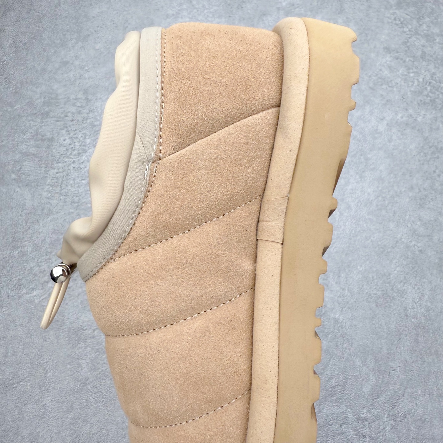 图片[7]-UGG 6329 秋冬羊皮毛一体雪地靴 全鞋采用ZP同厂 隆丰A级澳洲进口羊皮毛一体 品牌代工厂生产线 完全遵循ZP工艺流程 代工厂原厂版师 秉承无原鞋不开发选择 注重每一处细节 市面最正版型 TREADLITE\\\”轻翼\\\”科技外底 轻便/耐用/柔韧/桩型【售后郑重承诺】一个月内若出现重大脱胶/断底等质量问题 直接为您换新！尺码：35 36 37 38 39 40-选品中心