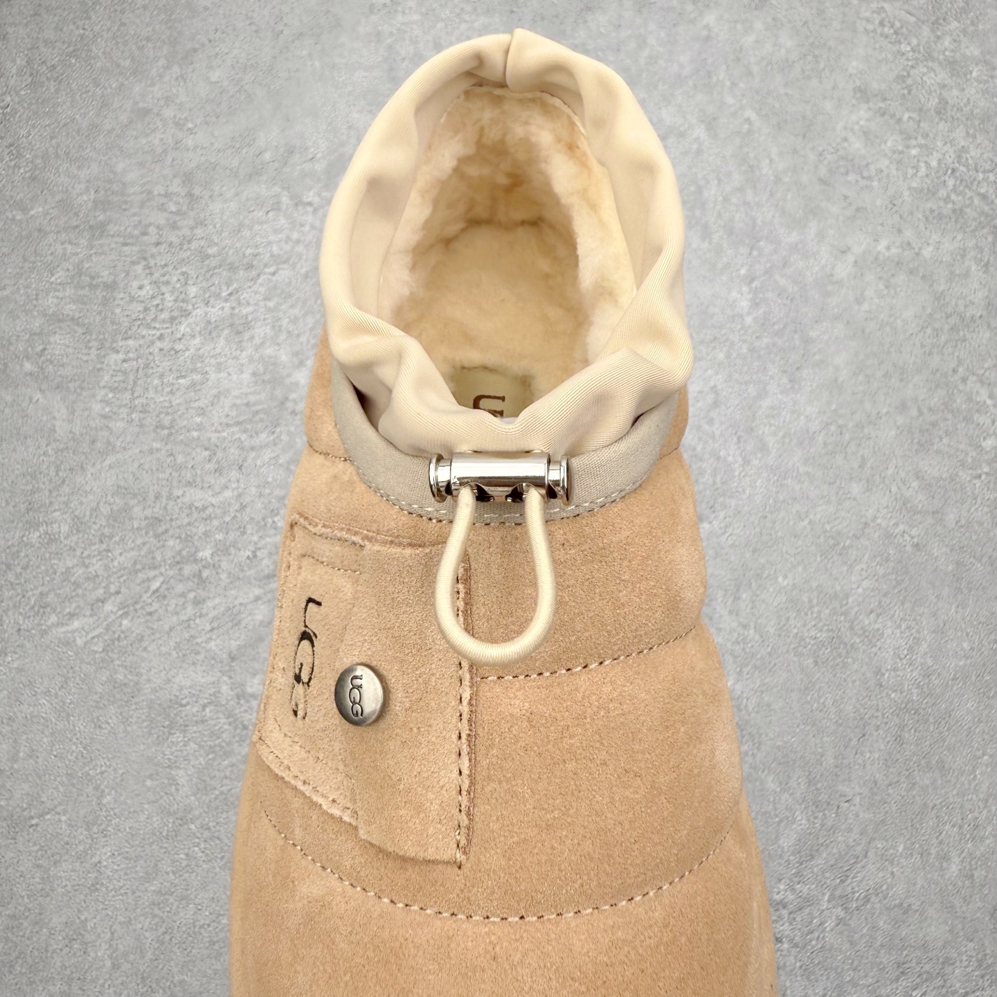 图片[5]-UGG 6329 秋冬羊皮毛一体雪地靴 全鞋采用ZP同厂 隆丰A级澳洲进口羊皮毛一体 品牌代工厂生产线 完全遵循ZP工艺流程 代工厂原厂版师 秉承无原鞋不开发选择 注重每一处细节 市面最正版型 TREADLITE\\\”轻翼\\\”科技外底 轻便/耐用/柔韧/桩型【售后郑重承诺】一个月内若出现重大脱胶/断底等质量问题 直接为您换新！尺码：35 36 37 38 39 40-选品中心