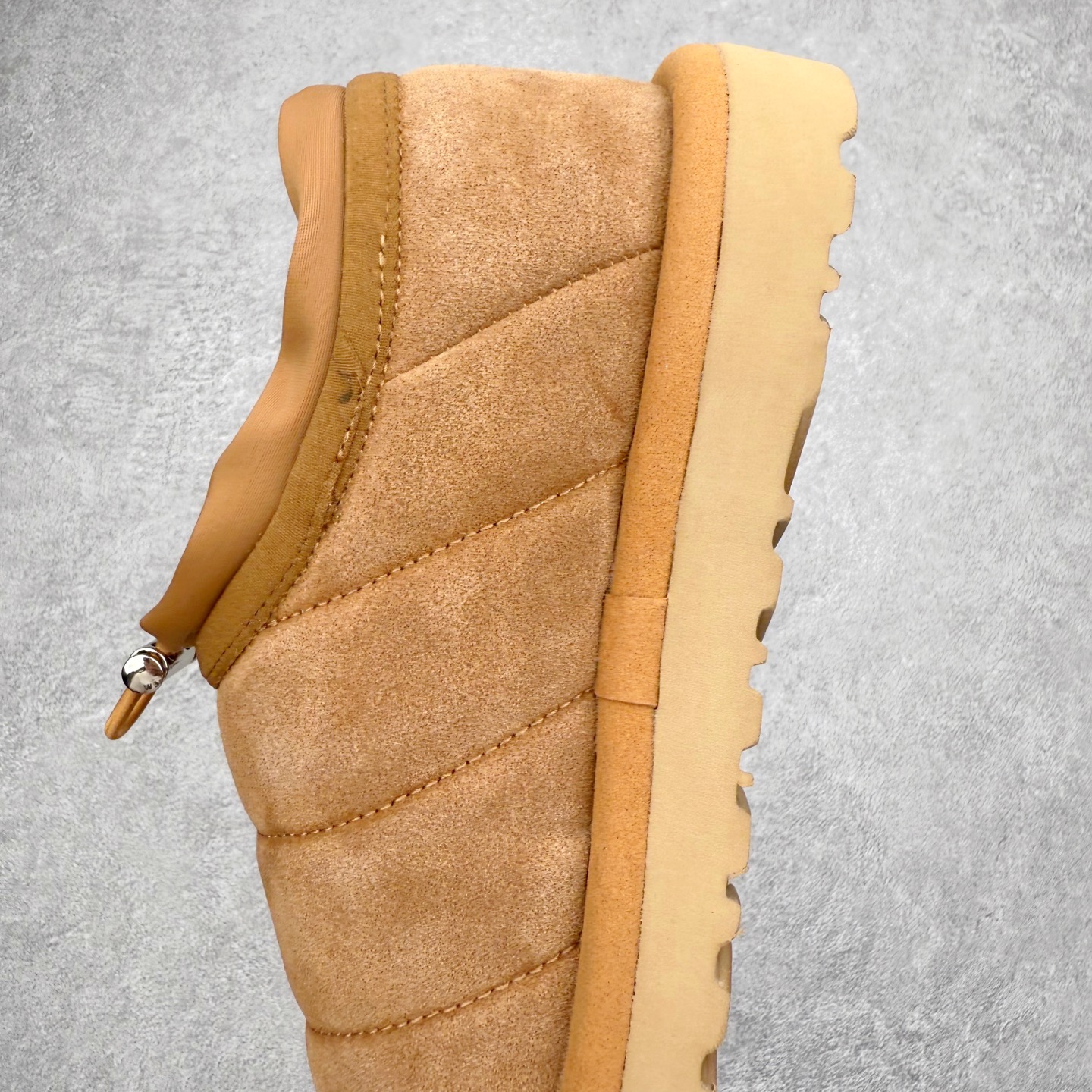 图片[7]-UGG 6329 秋冬羊皮毛一体雪地靴 全鞋采用ZP同厂 隆丰A级澳洲进口羊皮毛一体 品牌代工厂生产线 完全遵循ZP工艺流程 代工厂原厂版师 秉承无原鞋不开发选择 注重每一处细节 市面最正版型 TREADLITE\\\”轻翼\\\”科技外底 轻便/耐用/柔韧/桩型【售后郑重承诺】一个月内若出现重大脱胶/断底等质量问题 直接为您换新！尺码：35 36 37 38 39 40-选品中心