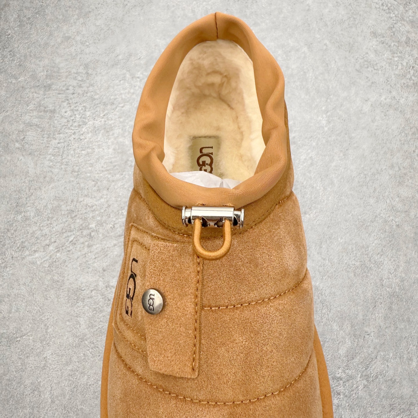 图片[5]-UGG 6329 秋冬羊皮毛一体雪地靴 全鞋采用ZP同厂 隆丰A级澳洲进口羊皮毛一体 品牌代工厂生产线 完全遵循ZP工艺流程 代工厂原厂版师 秉承无原鞋不开发选择 注重每一处细节 市面最正版型 TREADLITE\\\”轻翼\\\”科技外底 轻便/耐用/柔韧/桩型【售后郑重承诺】一个月内若出现重大脱胶/断底等质量问题 直接为您换新！尺码：35 36 37 38 39 40-选品中心