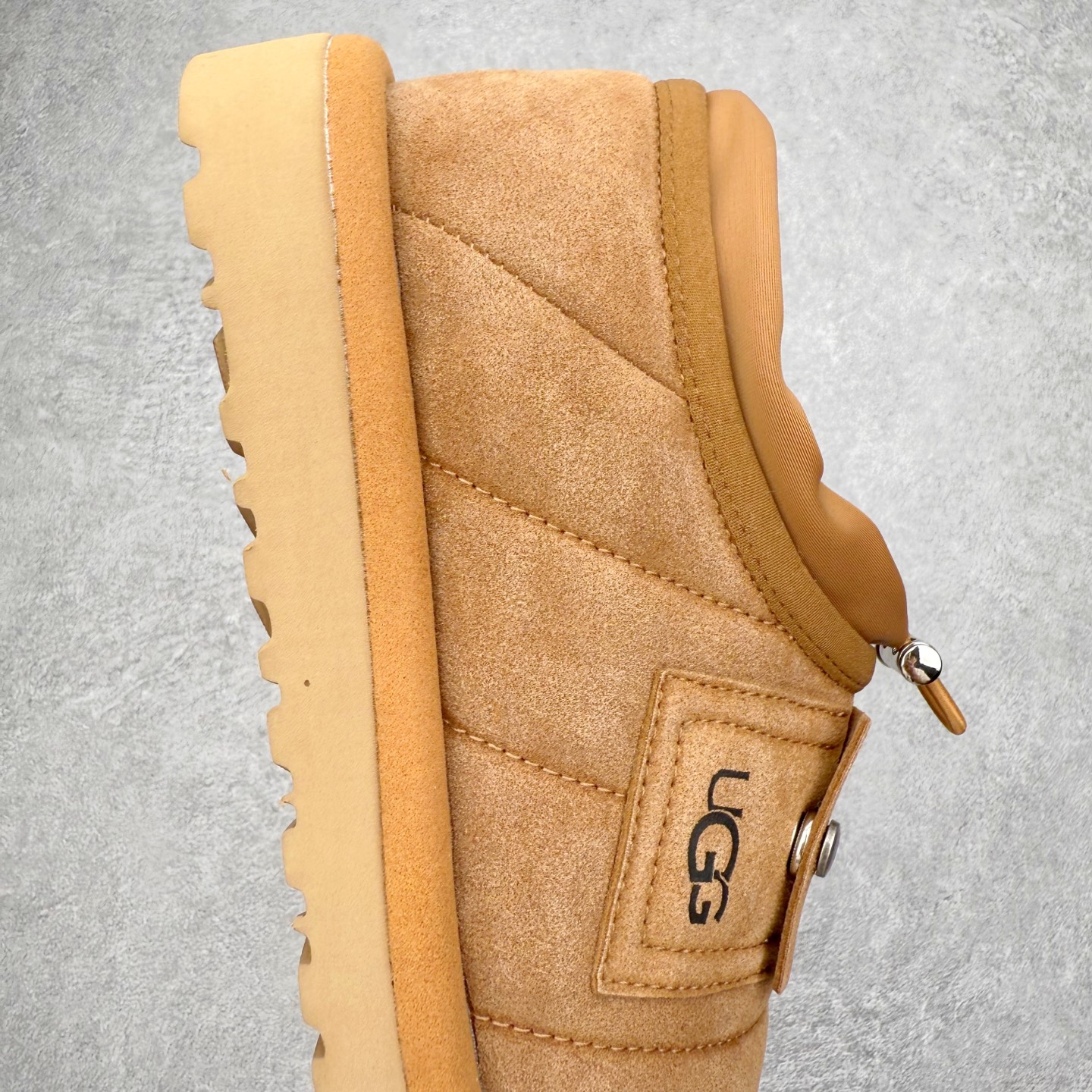 图片[6]-UGG 6329 秋冬羊皮毛一体雪地靴 全鞋采用ZP同厂 隆丰A级澳洲进口羊皮毛一体 品牌代工厂生产线 完全遵循ZP工艺流程 代工厂原厂版师 秉承无原鞋不开发选择 注重每一处细节 市面最正版型 TREADLITE\\\”轻翼\\\”科技外底 轻便/耐用/柔韧/桩型【售后郑重承诺】一个月内若出现重大脱胶/断底等质量问题 直接为您换新！尺码：35 36 37 38 39 40-选品中心