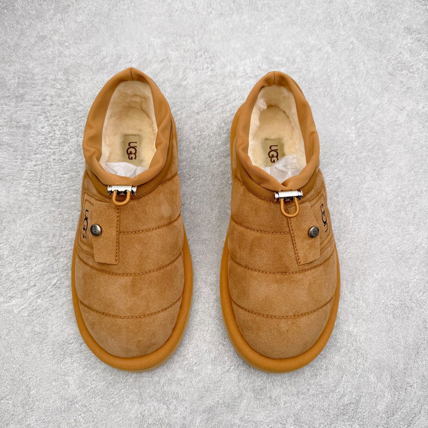 图片[2]-UGG 6329 秋冬羊皮毛一体雪地靴 全鞋采用ZP同厂 隆丰A级澳洲进口羊皮毛一体 品牌代工厂生产线 完全遵循ZP工艺流程 代工厂原厂版师 秉承无原鞋不开发选择 注重每一处细节 市面最正版型 TREADLITE\\\”轻翼\\\”科技外底 轻便/耐用/柔韧/桩型【售后郑重承诺】一个月内若出现重大脱胶/断底等质量问题 直接为您换新！尺码：35 36 37 38 39 40-选品中心