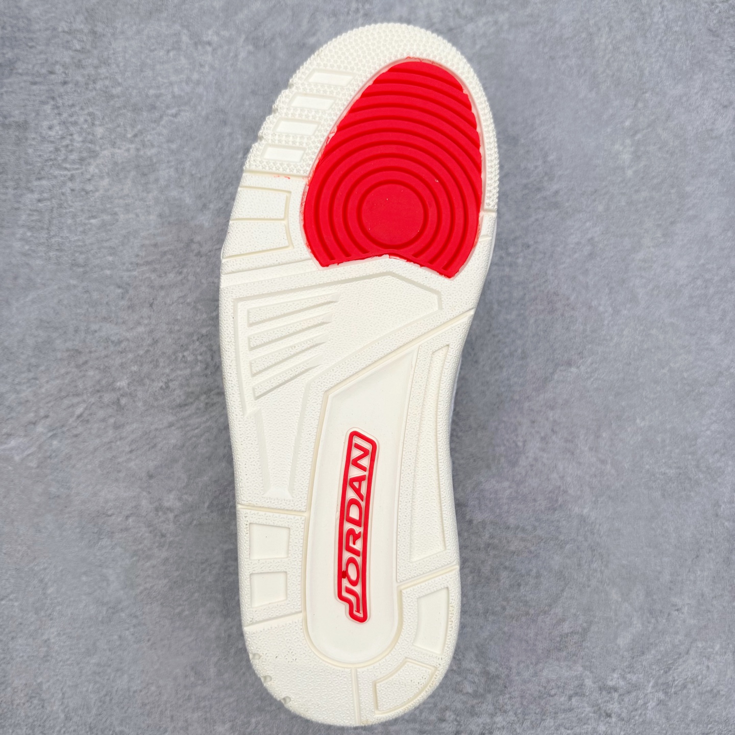 图片[9]-Jordan Spizike Low AJ复古低帮篮球鞋 HQ3602-121 这款鞋子著名导演斯派克李的Jordan Spizike专属 预计于明年夏季推出全新低帮版本 将包括三款配色 经典爆裂纹非常复古 两款配色分别以大学红和黑曜石蓝进行区分 鞋身设计中依旧带有大象爆裂纹、鞋侧束带、塑胶网布等经典元素 之后 在鞋舌、内衬以及鞋底等位置缀以大学红和黑曜石蓝搭配 带来全新造型 尺码：36 36.5 37.5 38 38.5 39 40 40.5 41 42 42.5 43 44 44.5 45 46-选品中心