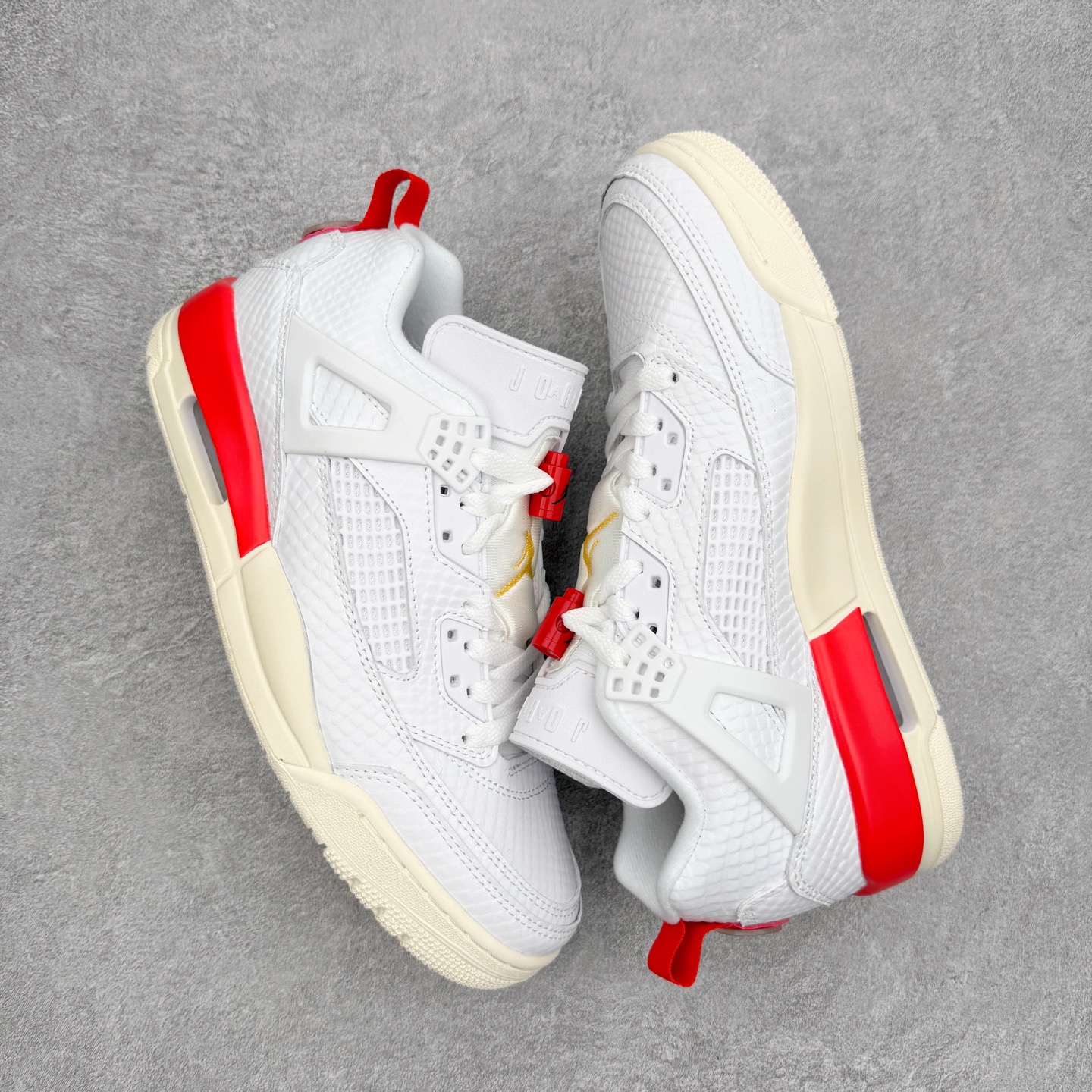 图片[3]-Jordan Spizike Low AJ复古低帮篮球鞋 HQ3602-121 这款鞋子著名导演斯派克李的Jordan Spizike专属 预计于明年夏季推出全新低帮版本 将包括三款配色 经典爆裂纹非常复古 两款配色分别以大学红和黑曜石蓝进行区分 鞋身设计中依旧带有大象爆裂纹、鞋侧束带、塑胶网布等经典元素 之后 在鞋舌、内衬以及鞋底等位置缀以大学红和黑曜石蓝搭配 带来全新造型 尺码：36 36.5 37.5 38 38.5 39 40 40.5 41 42 42.5 43 44 44.5 45 46-选品中心