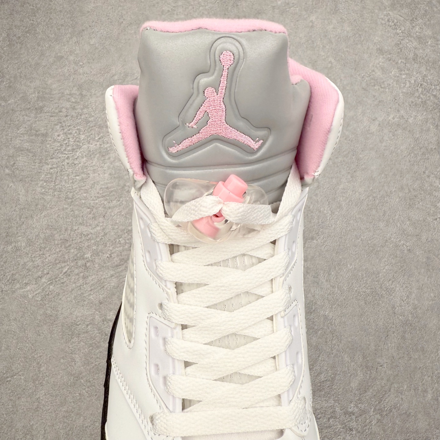 图片[5]-＃外贸版 Air Jordan AJ5 OG 35周年 3M反光白粉黑 HQ7978-102 原纸板楦头开发 进口头层皮料 完美鞋型匹配公司货 正确鞋舌立体高频 最新原厂底模 大底卡色咬花完美 鞋柜必备鞋款 终端现货供应 尺码：36 36.5 37.5 38 38.5 39 40 40.5 41 42 42.5 43 44 44.5 45 46 47.5-选品中心