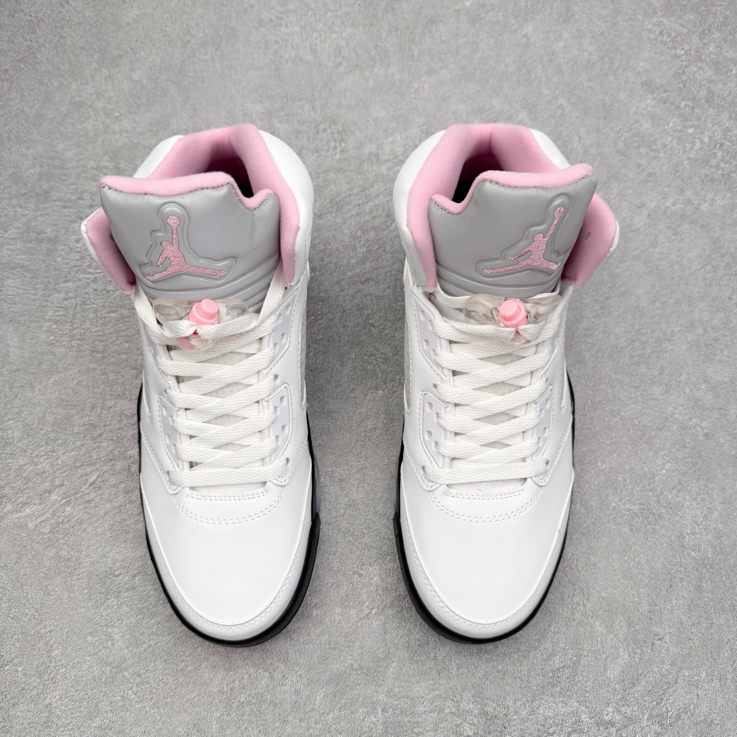 图片[2]-＃外贸版 Air Jordan AJ5 OG 35周年 3M反光白粉黑 HQ7978-102 原纸板楦头开发 进口头层皮料 完美鞋型匹配公司货 正确鞋舌立体高频 最新原厂底模 大底卡色咬花完美 鞋柜必备鞋款 终端现货供应 尺码：36 36.5 37.5 38 38.5 39 40 40.5 41 42 42.5 43 44 44.5 45 46 47.5-选品中心