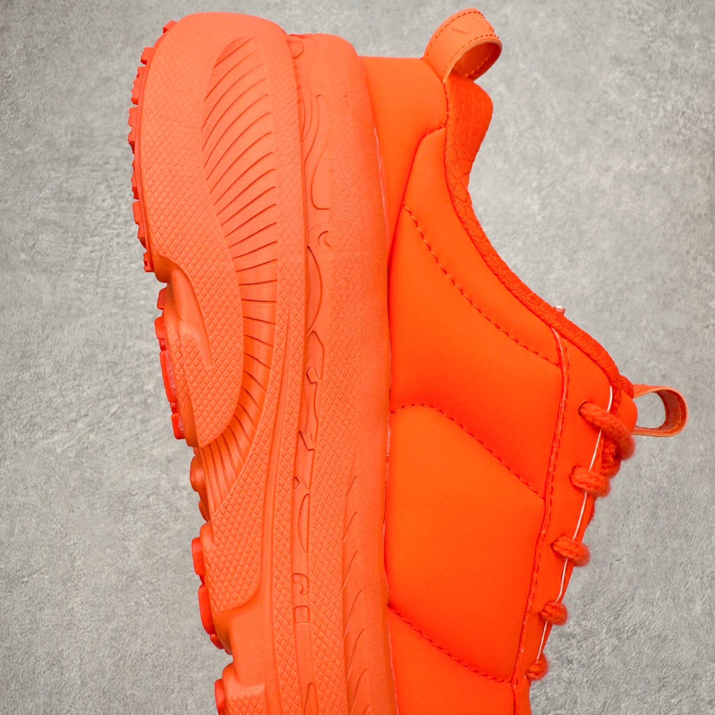 图片[6]-＃纯原 MARNI x HOKA ONE ONE Bondi B3LS 联名款简约舒适低帮休闲跑步鞋 HOKA ONE ONE是来自美国的跑步鞋知名品牌，创立于2009年，始终致力于为所有跑者提供更新、更好的跑步装备。相比常规跑鞋，HOKA ONE ONE特别研发使用性能独特的几何形跑鞋中底，此种鞋底更厚、更高、回弹性也更好，除了卓越的缓冲性能，它还能內各种阶段的跑者带来更具动感、更加稳定的跑步体验。HOKAONE ONE从设计之初就清楚意识到，要保证跑者步幅的均匀一致，双脚自然而然的运动至关重要。尺码：36 36.5 37.5 38 38.5 39 40 40.5 41 42 42.5 43 44 44.5 45-选品中心