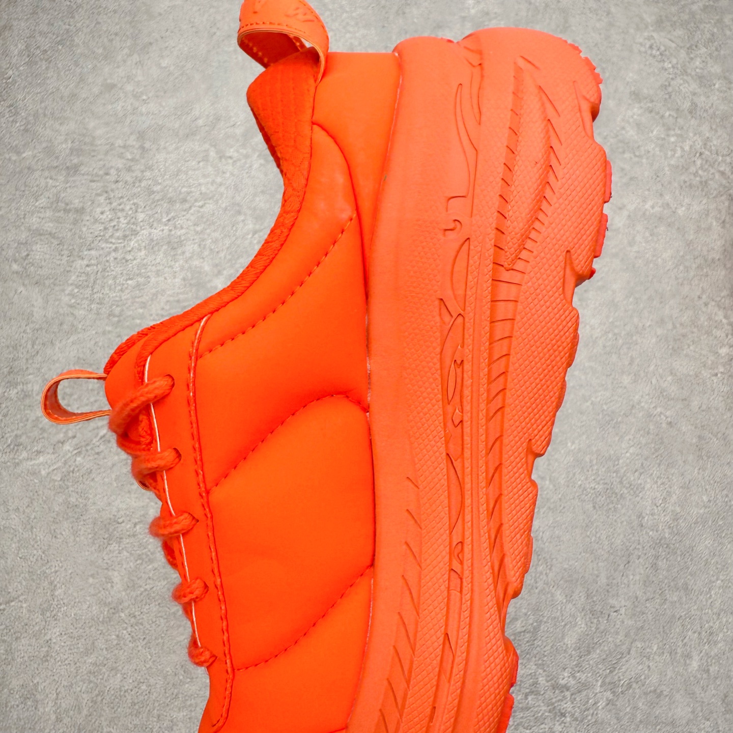 图片[7]-＃纯原 MARNI x HOKA ONE ONE Bondi B3LS 联名款简约舒适低帮休闲跑步鞋 HOKA ONE ONE是来自美国的跑步鞋知名品牌，创立于2009年，始终致力于为所有跑者提供更新、更好的跑步装备。相比常规跑鞋，HOKA ONE ONE特别研发使用性能独特的几何形跑鞋中底，此种鞋底更厚、更高、回弹性也更好，除了卓越的缓冲性能，它还能內各种阶段的跑者带来更具动感、更加稳定的跑步体验。HOKAONE ONE从设计之初就清楚意识到，要保证跑者步幅的均匀一致，双脚自然而然的运动至关重要。尺码：36 36.5 37.5 38 38.5 39 40 40.5 41 42 42.5 43 44 44.5 45-选品中心