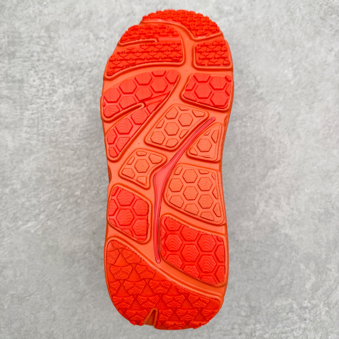 图片[9]-＃纯原 MARNI x HOKA ONE ONE Bondi B3LS 联名款简约舒适低帮休闲跑步鞋 HOKA ONE ONE是来自美国的跑步鞋知名品牌，创立于2009年，始终致力于为所有跑者提供更新、更好的跑步装备。相比常规跑鞋，HOKA ONE ONE特别研发使用性能独特的几何形跑鞋中底，此种鞋底更厚、更高、回弹性也更好，除了卓越的缓冲性能，它还能內各种阶段的跑者带来更具动感、更加稳定的跑步体验。HOKAONE ONE从设计之初就清楚意识到，要保证跑者步幅的均匀一致，双脚自然而然的运动至关重要。尺码：36 36.5 37.5 38 38.5 39 40 40.5 41 42 42.5 43 44 44.5 45-选品中心