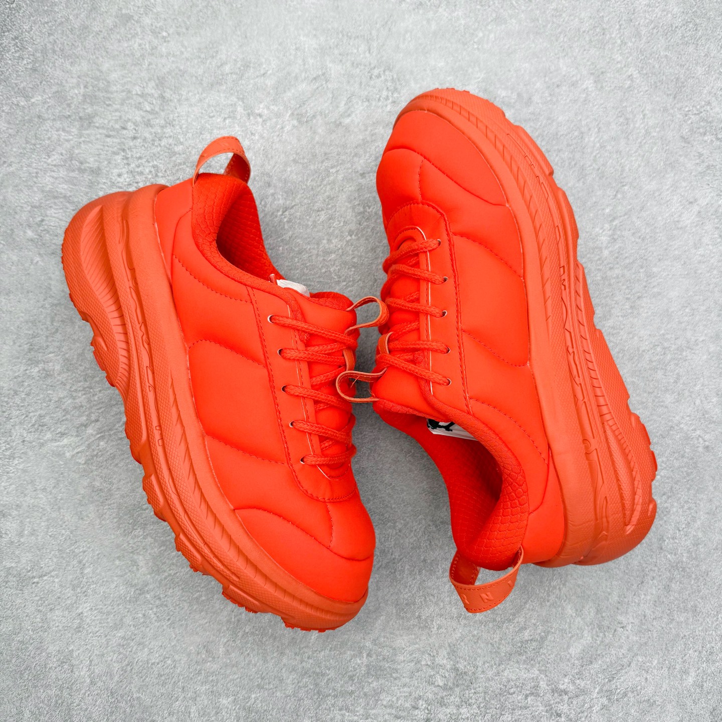 图片[3]-＃纯原 MARNI x HOKA ONE ONE Bondi B3LS 联名款简约舒适低帮休闲跑步鞋 HOKA ONE ONE是来自美国的跑步鞋知名品牌，创立于2009年，始终致力于为所有跑者提供更新、更好的跑步装备。相比常规跑鞋，HOKA ONE ONE特别研发使用性能独特的几何形跑鞋中底，此种鞋底更厚、更高、回弹性也更好，除了卓越的缓冲性能，它还能內各种阶段的跑者带来更具动感、更加稳定的跑步体验。HOKAONE ONE从设计之初就清楚意识到，要保证跑者步幅的均匀一致，双脚自然而然的运动至关重要。尺码：36 36.5 37.5 38 38.5 39 40 40.5 41 42 42.5 43 44 44.5 45-选品中心