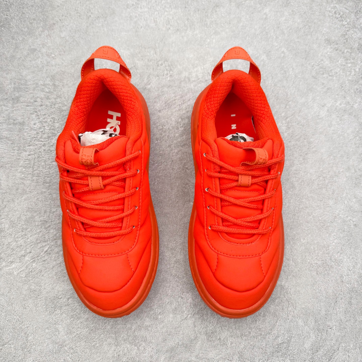 图片[2]-＃纯原 MARNI x HOKA ONE ONE Bondi B3LS 联名款简约舒适低帮休闲跑步鞋 HOKA ONE ONE是来自美国的跑步鞋知名品牌，创立于2009年，始终致力于为所有跑者提供更新、更好的跑步装备。相比常规跑鞋，HOKA ONE ONE特别研发使用性能独特的几何形跑鞋中底，此种鞋底更厚、更高、回弹性也更好，除了卓越的缓冲性能，它还能內各种阶段的跑者带来更具动感、更加稳定的跑步体验。HOKAONE ONE从设计之初就清楚意识到，要保证跑者步幅的均匀一致，双脚自然而然的运动至关重要。尺码：36 36.5 37.5 38 38.5 39 40 40.5 41 42 42.5 43 44 44.5 45-选品中心