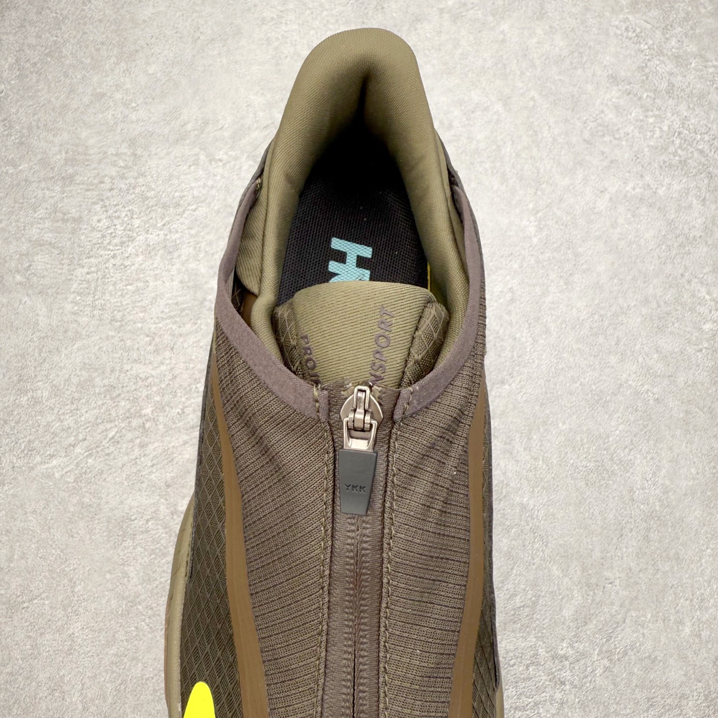 图片[5]-HOKA ONE ONE PROJECT TRANSPORT 舒适百搭防滑耐磨低帮生活休闲鞋 男女同款 HOKA ONE ONE是来自美国的跑步鞋知名品牌，创立于2009年，始终致力于为所有跑者提供更新、更好的跑步装备。相比常规跑鞋，HOKA ONE ONE特别研发使用性能独特的几何形跑鞋中底，此种鞋底更厚、更高、回弹性也更好，除了卓越的缓冲性能，它还能內各种阶段的跑者带来更具动感、更加稳定的跑步体验。HOKAONE ONE从设计之初就清楚意识到，要保证跑者步幅的均匀一致，双脚自然而然的运动至关重要。尺码：36 36.5 37.5 38 38.5 39 40 40.5 41 42 42.5 43 44 44.5 45-选品中心